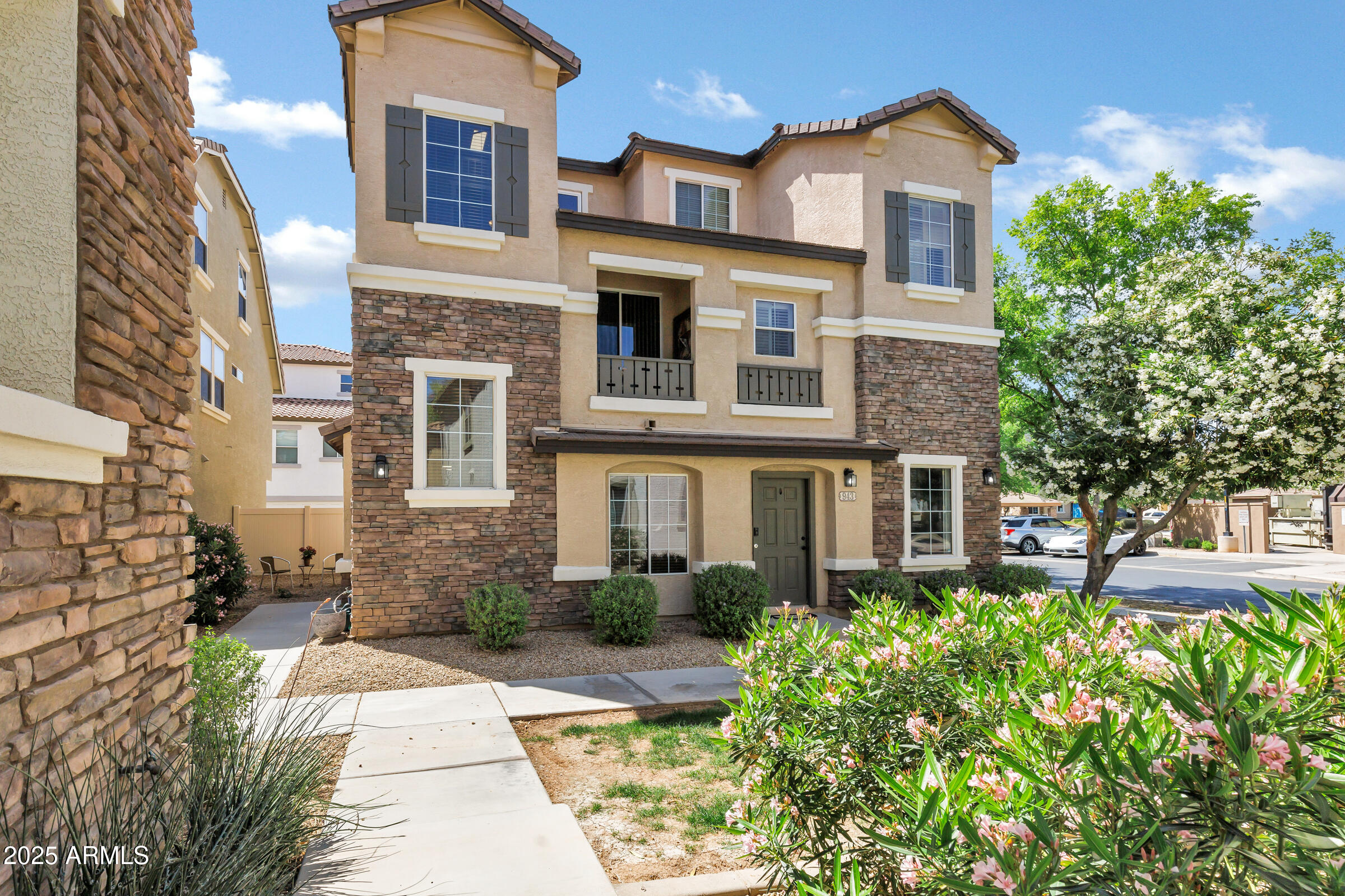 945 W WENDY Way