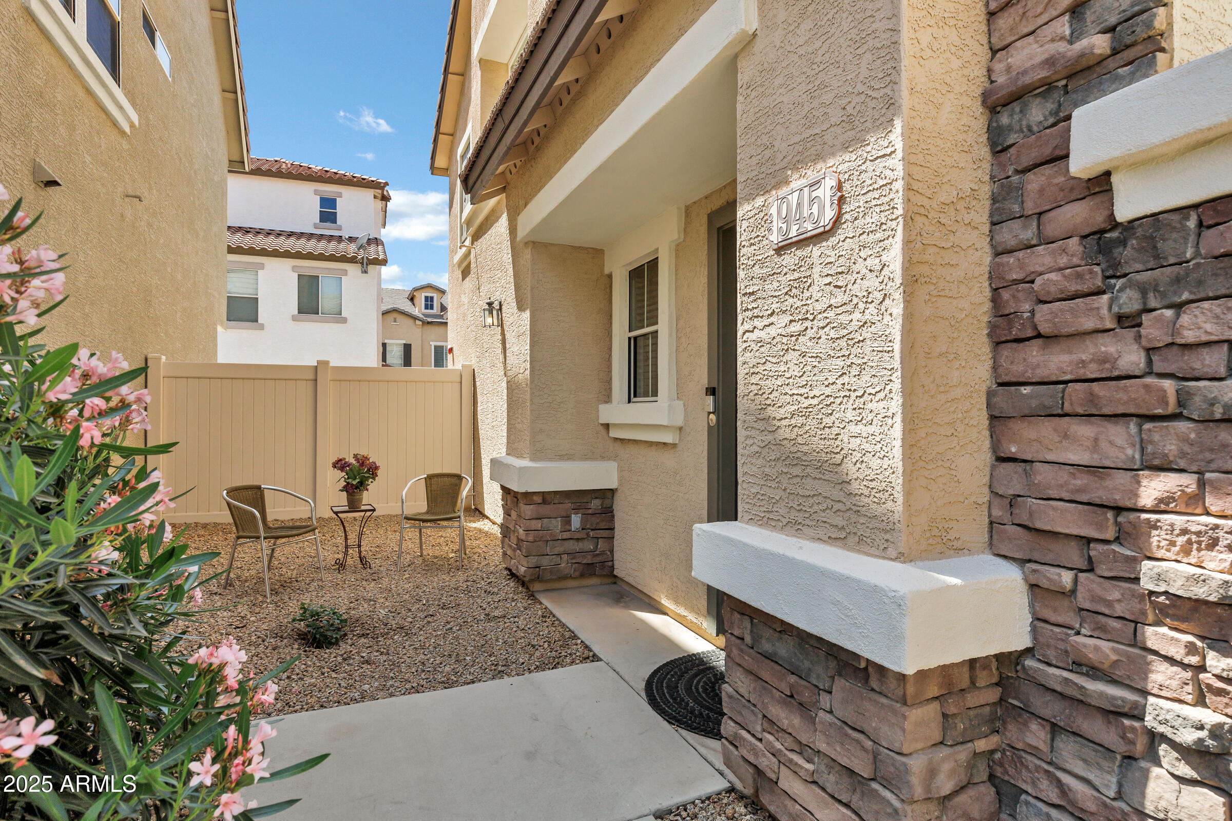 945 W WENDY Way