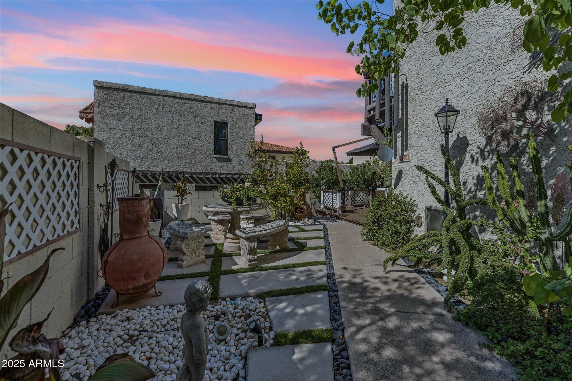 1811 E HAYWARD Avenue, 1