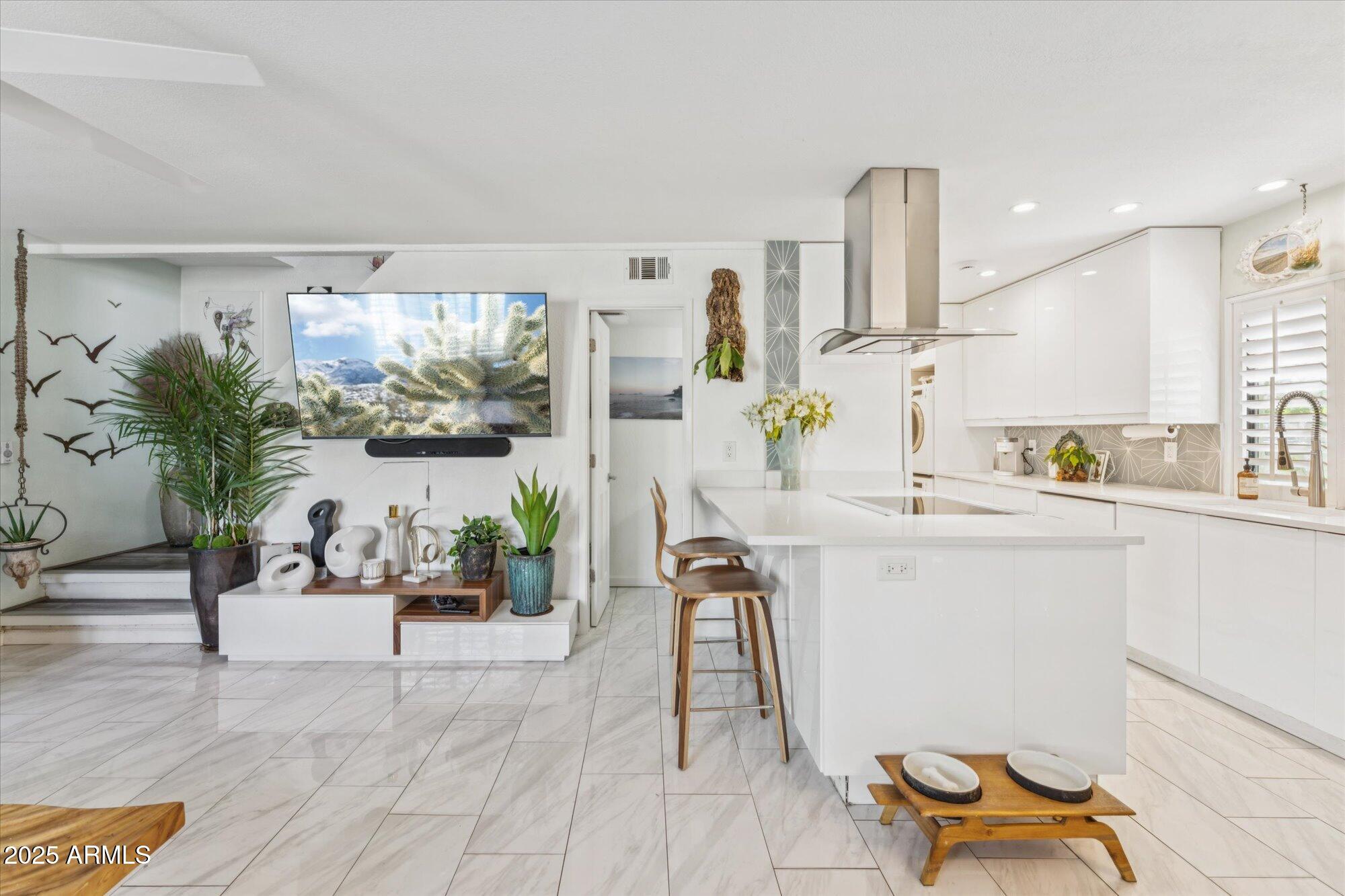 1811 E HAYWARD Avenue, 1