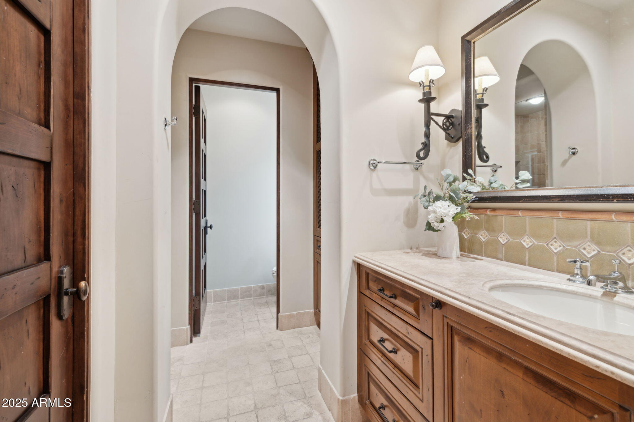 4949 E LINCOLN Drive, 11