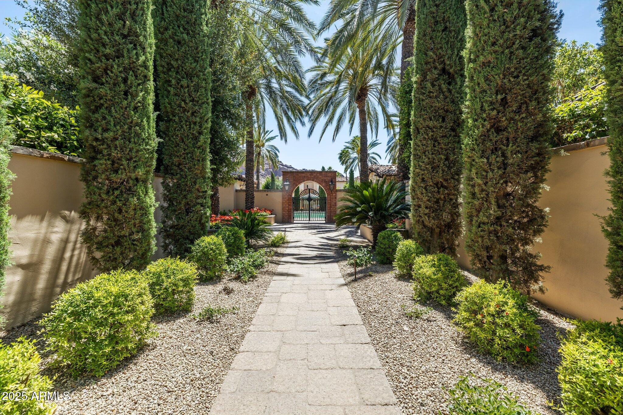 4949 E LINCOLN Drive, 11