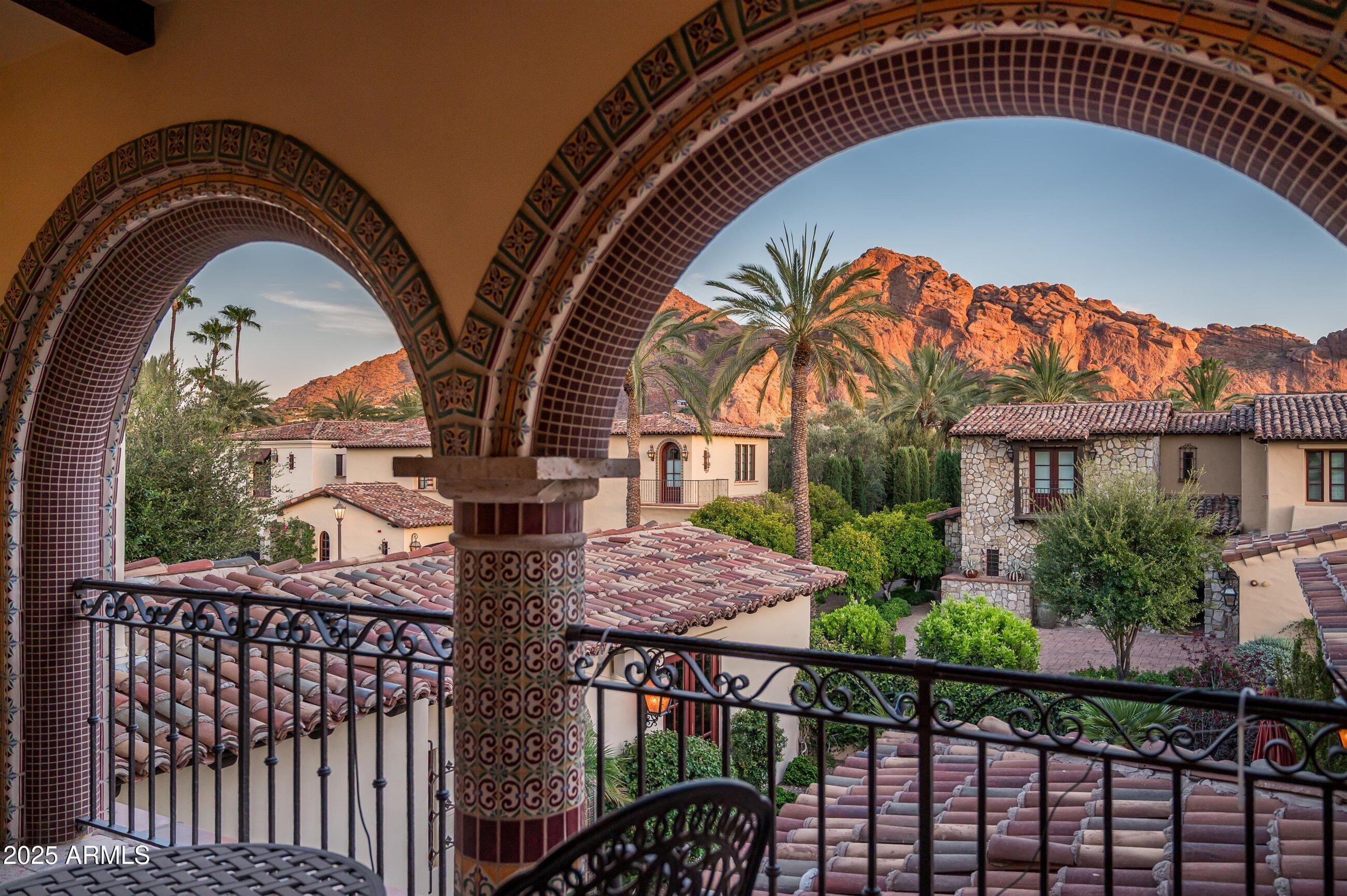 4949 E LINCOLN Drive, 11