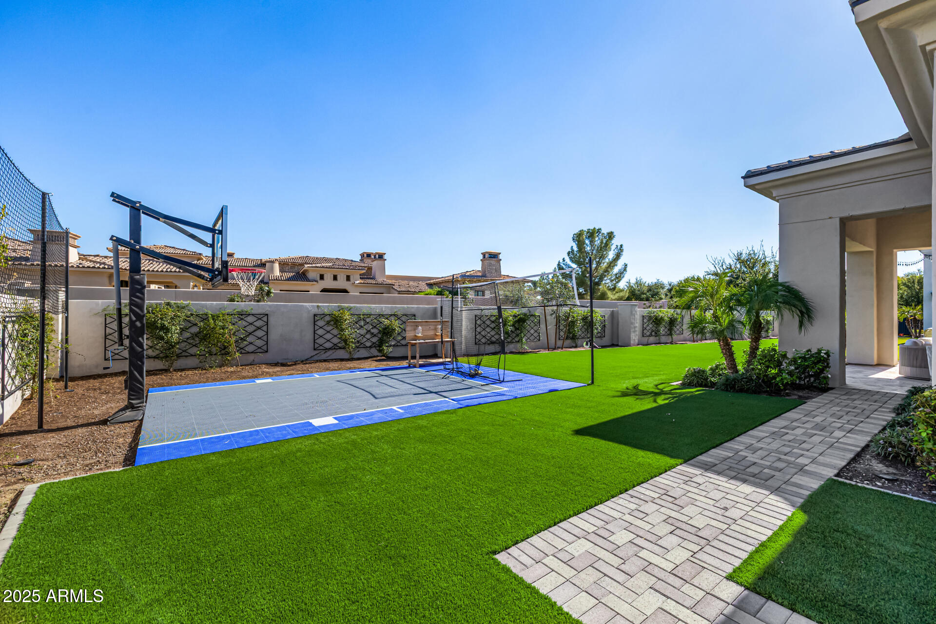 577 W HORSESHOE Place