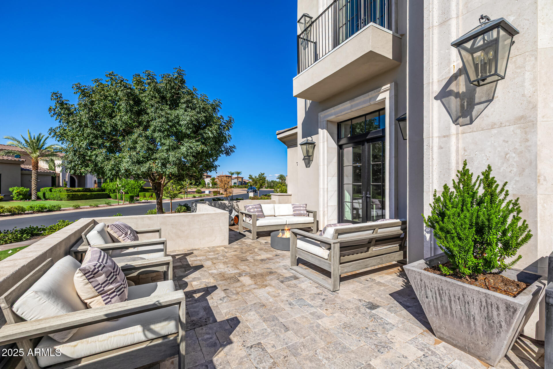 577 W HORSESHOE Place