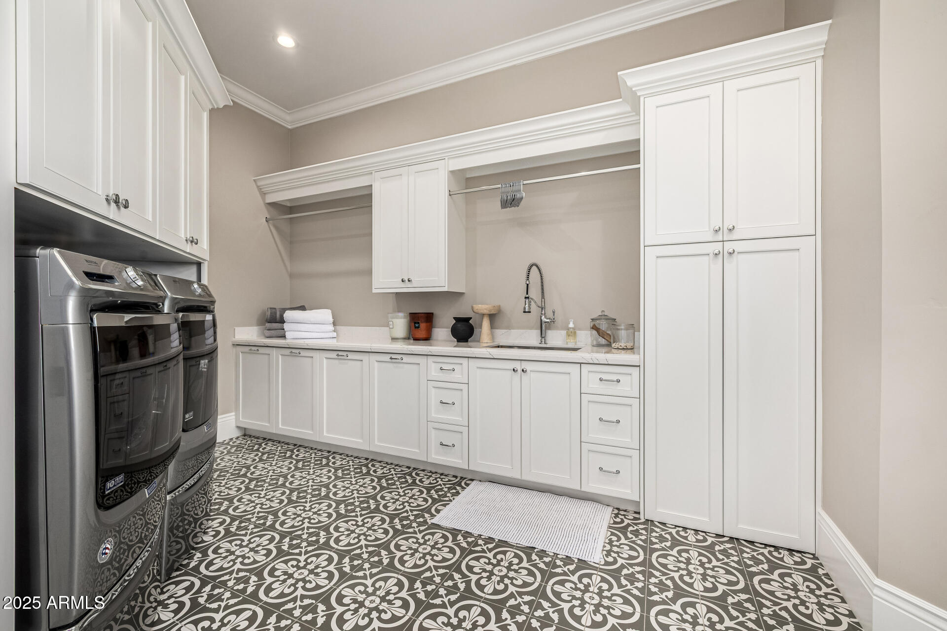 577 W HORSESHOE Place