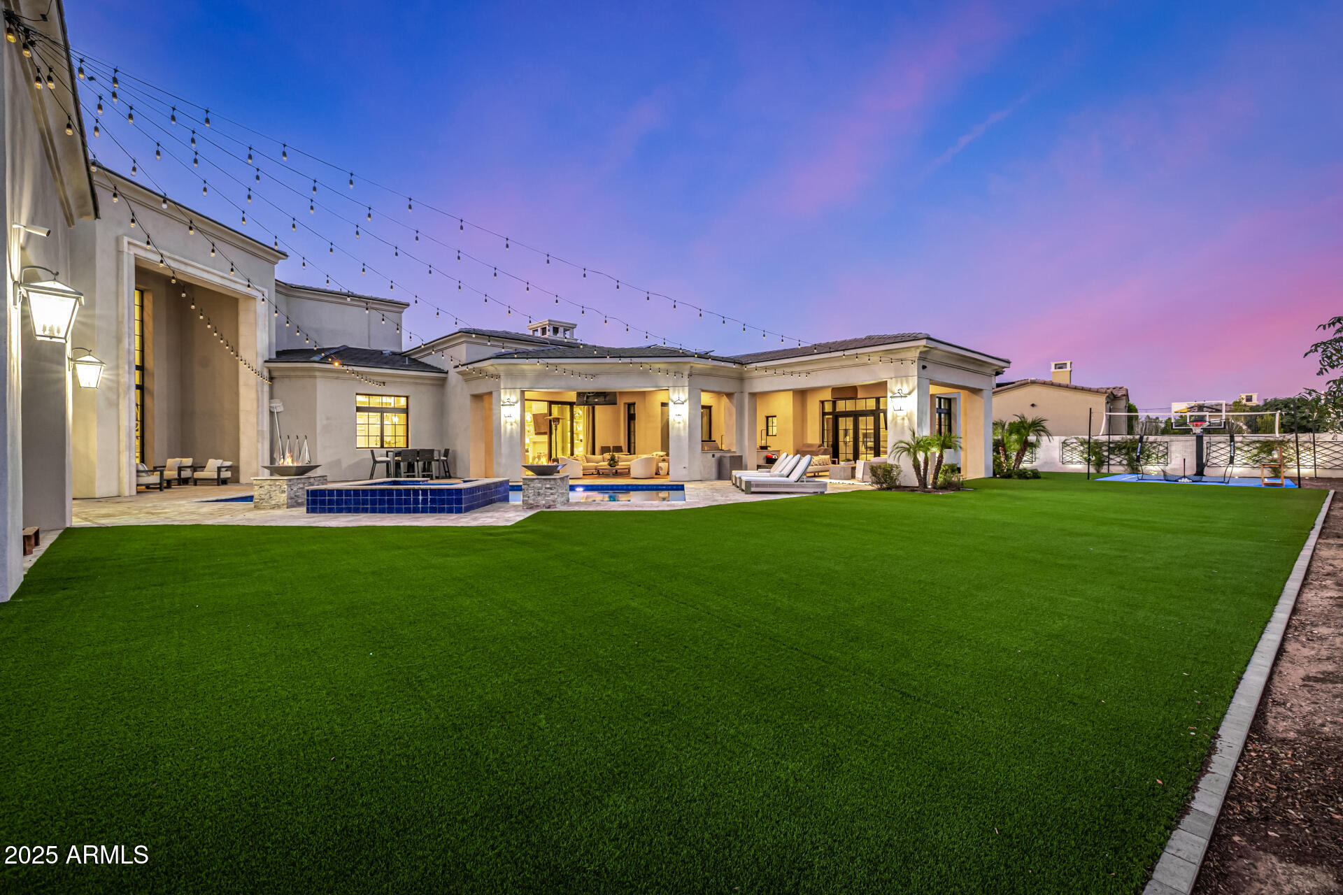 577 W HORSESHOE Place