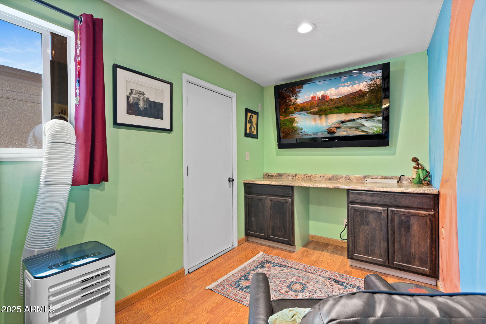 3302 E MALAPAI Drive