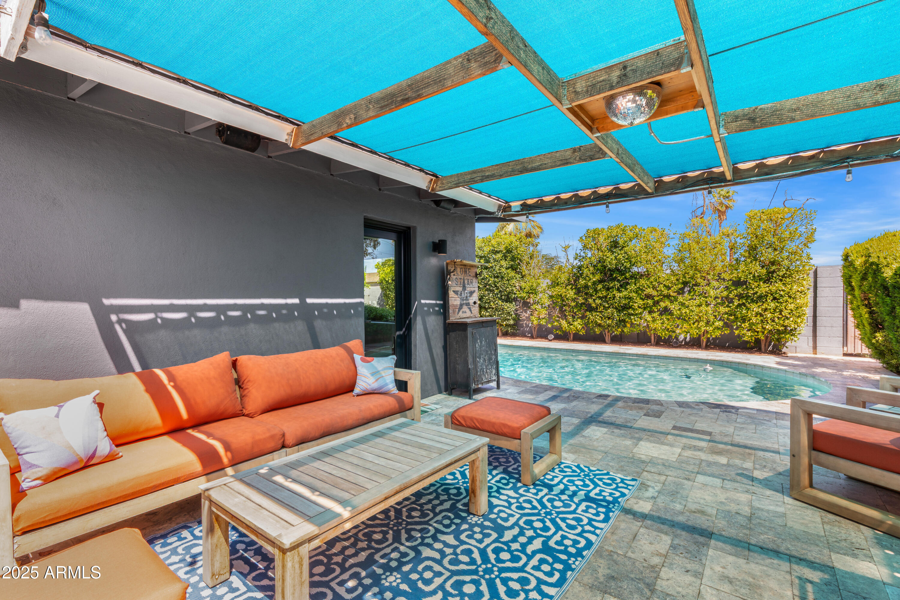 1218 E CLARENDON Avenue