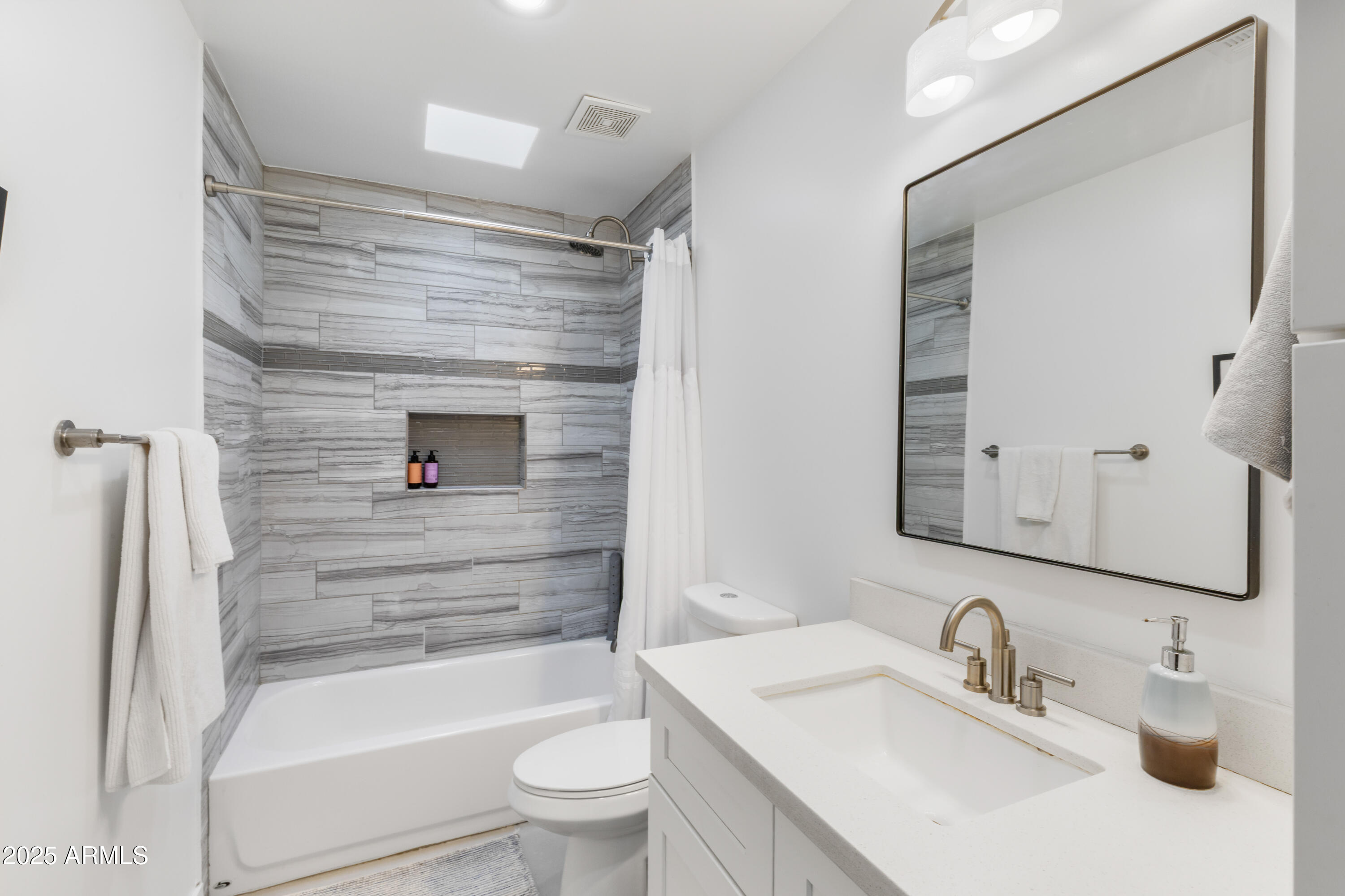 1218 E CLARENDON Avenue