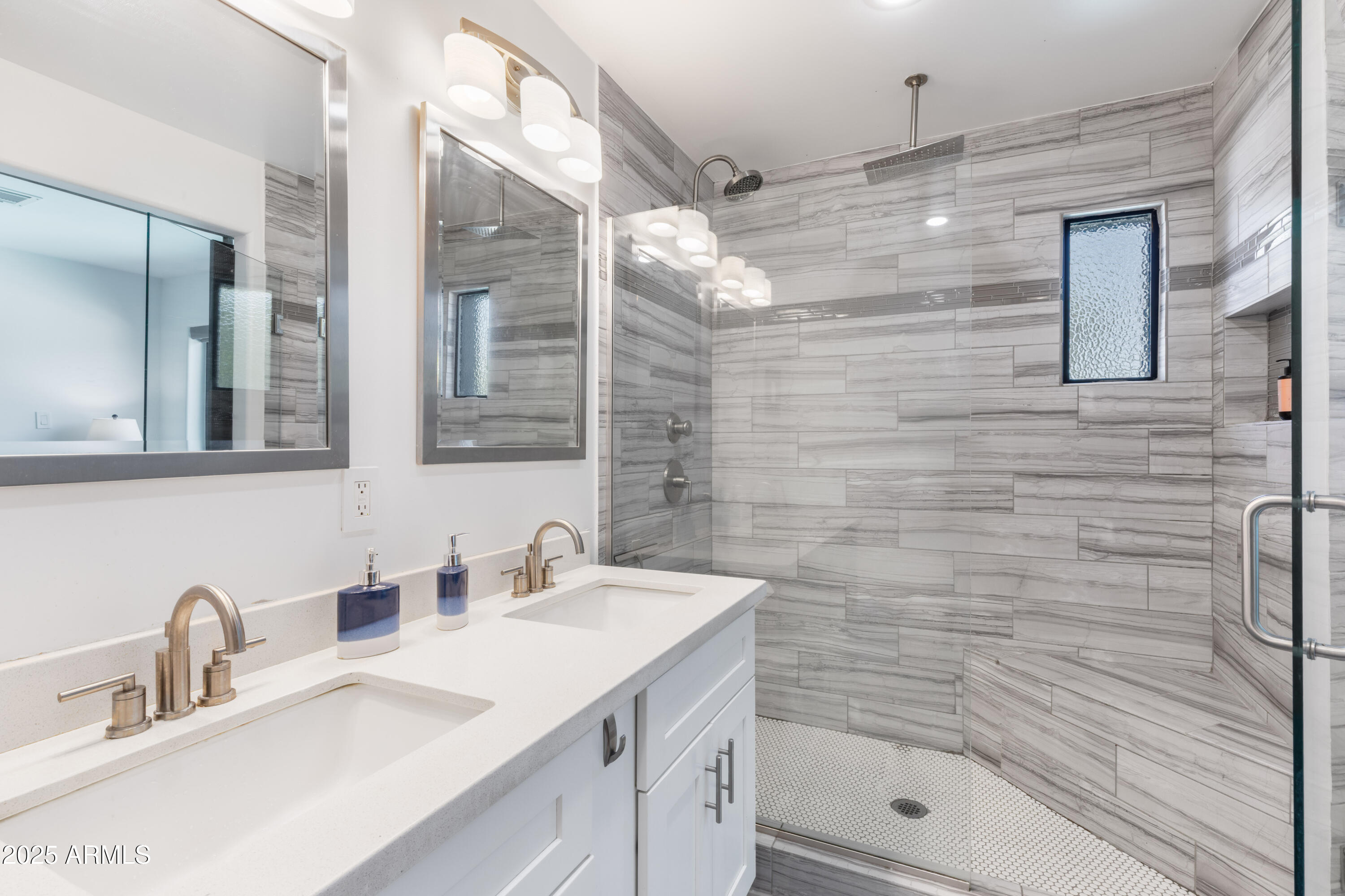 1218 E CLARENDON Avenue