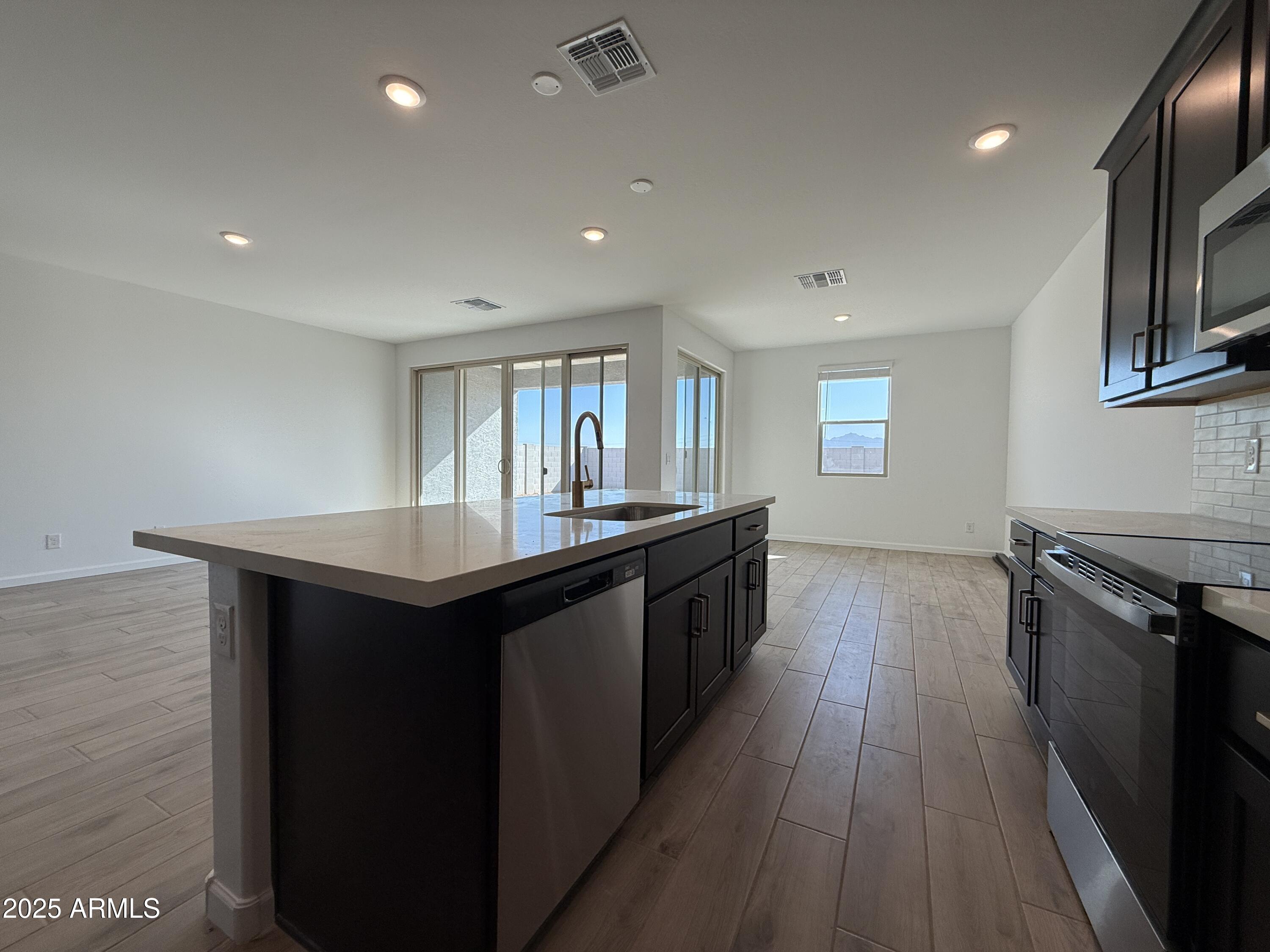 9619 W TAMARISK Avenue