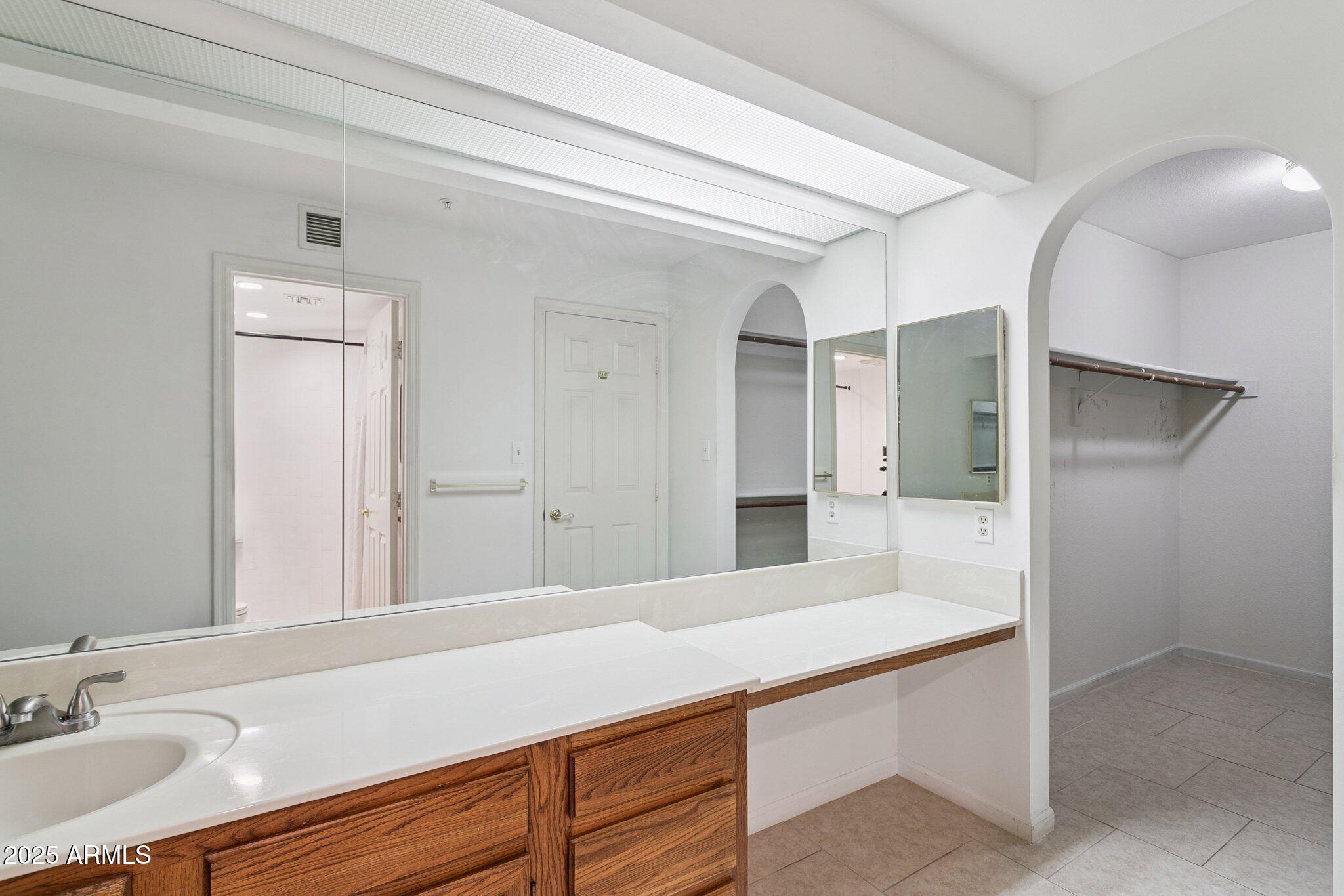 4200 N MILLER Road, 220