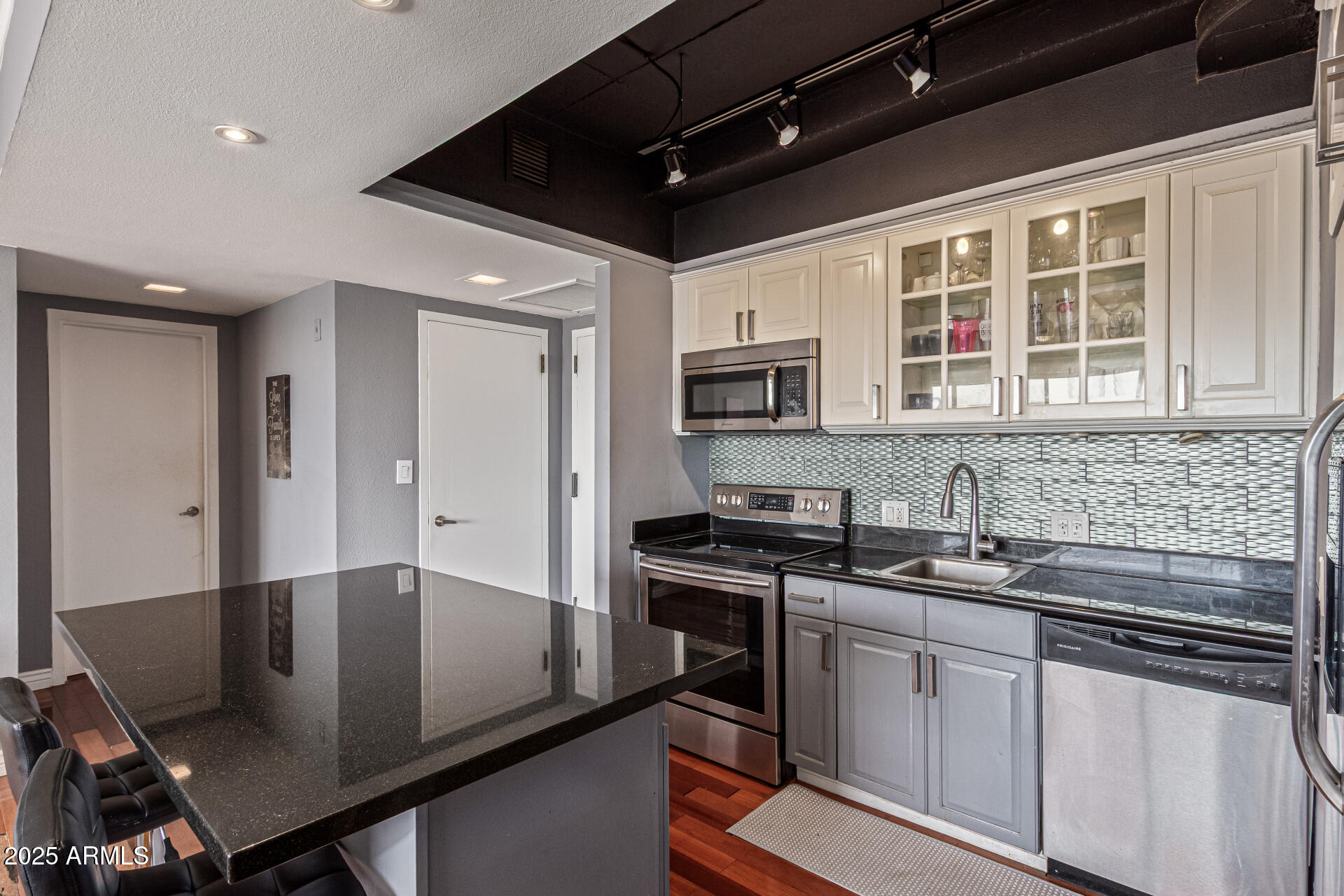 4750 N CENTRAL Avenue, 7B