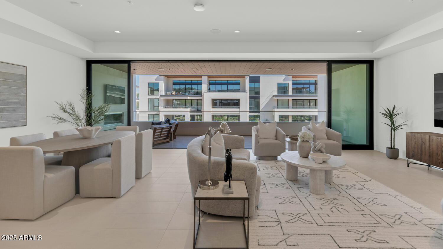 6587 N PALMERAIE Boulevard, 2007