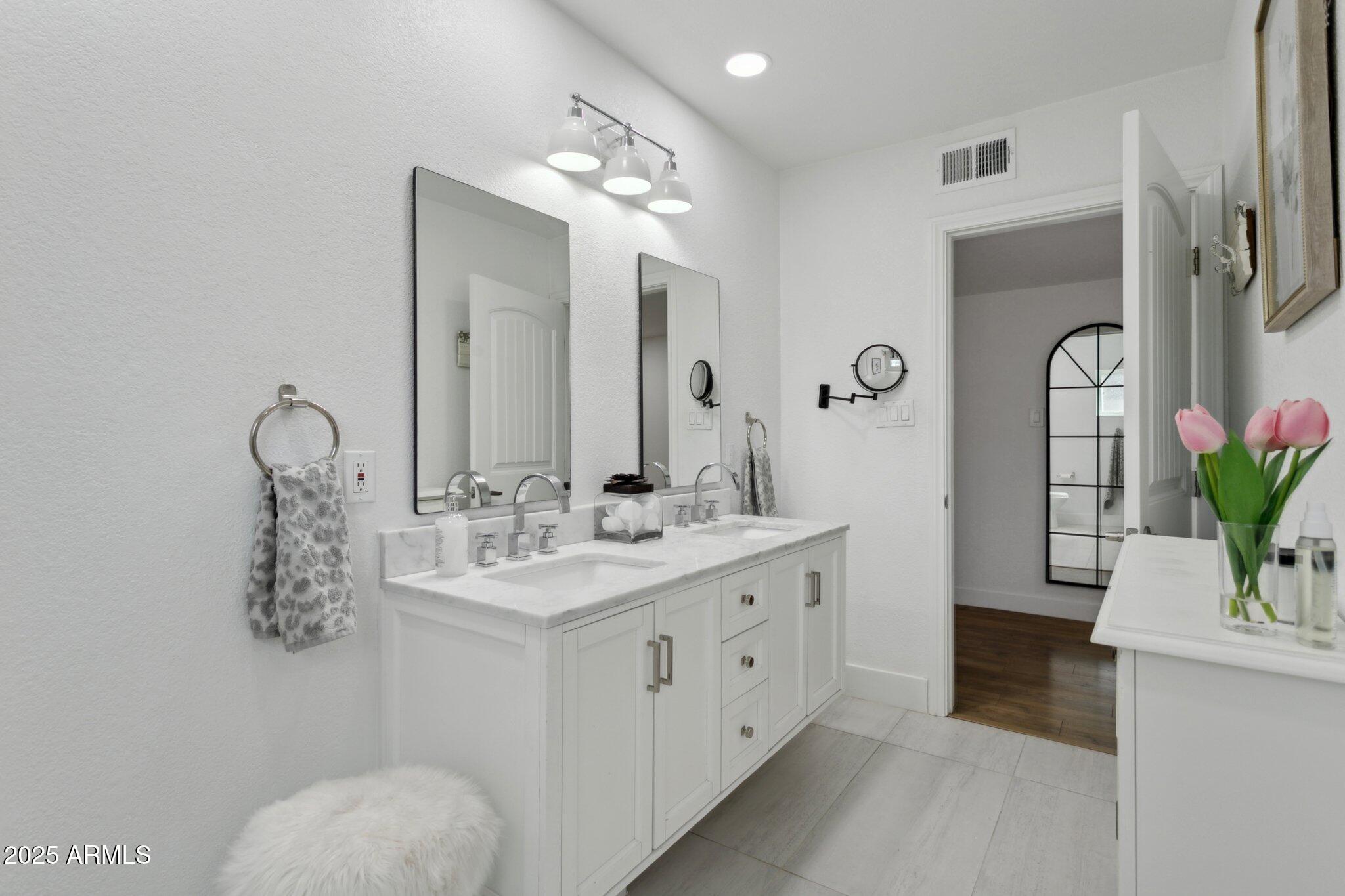 216 W Winged Foot Road