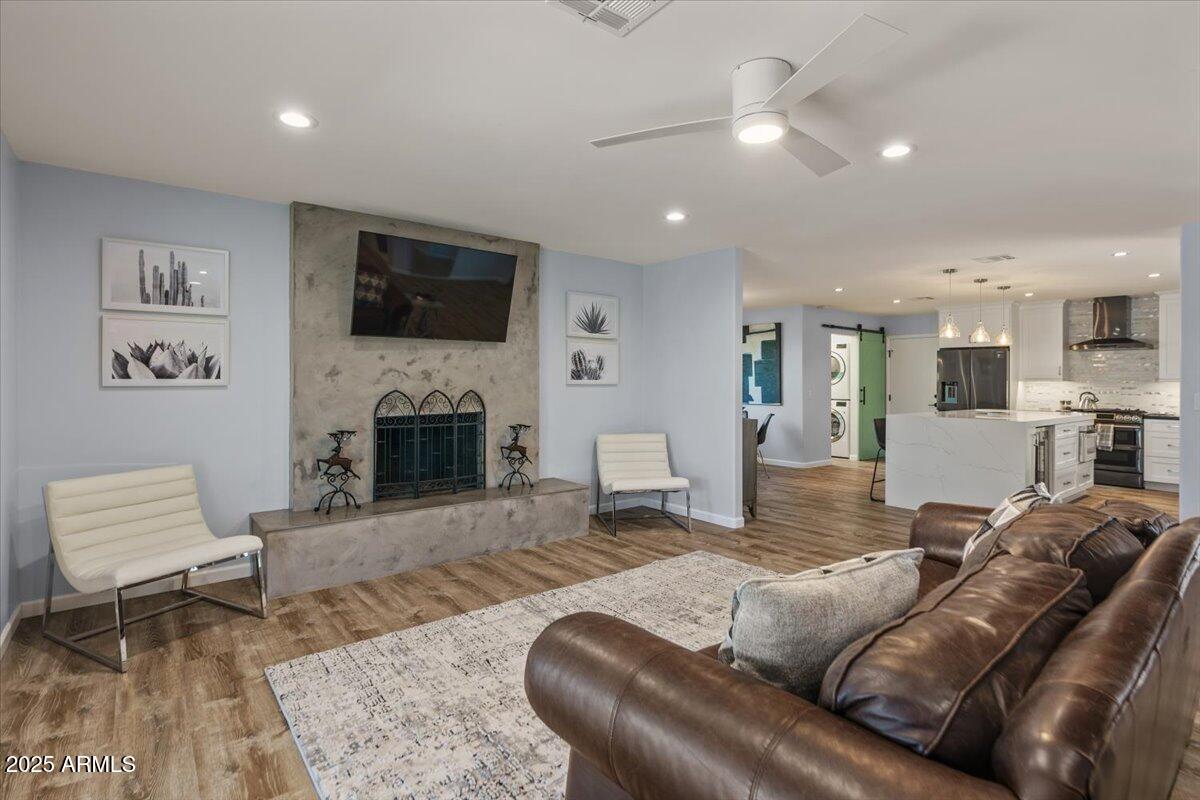 8337 E MINNEZONA Avenue