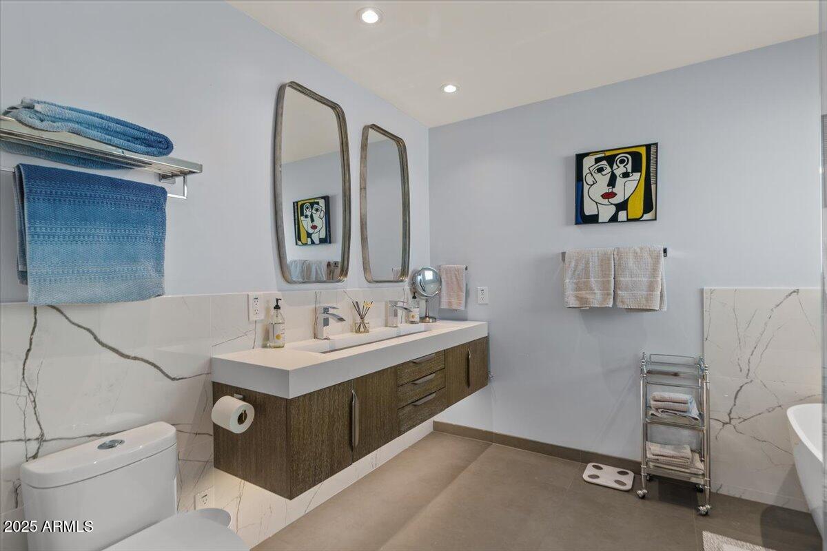 8337 E MINNEZONA Avenue