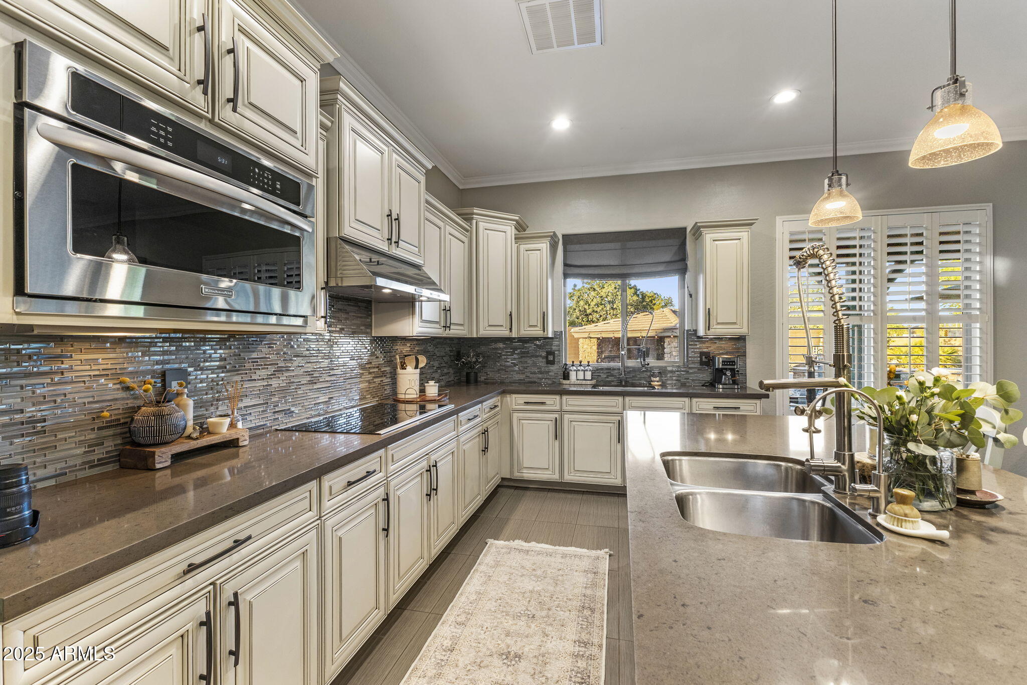 1130 E CLIFTON Court