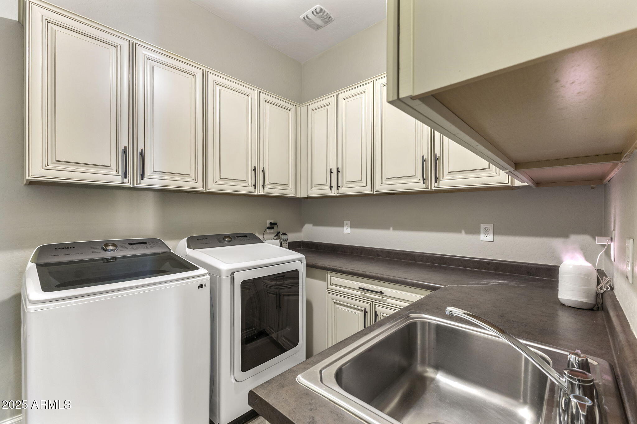 1130 E CLIFTON Court