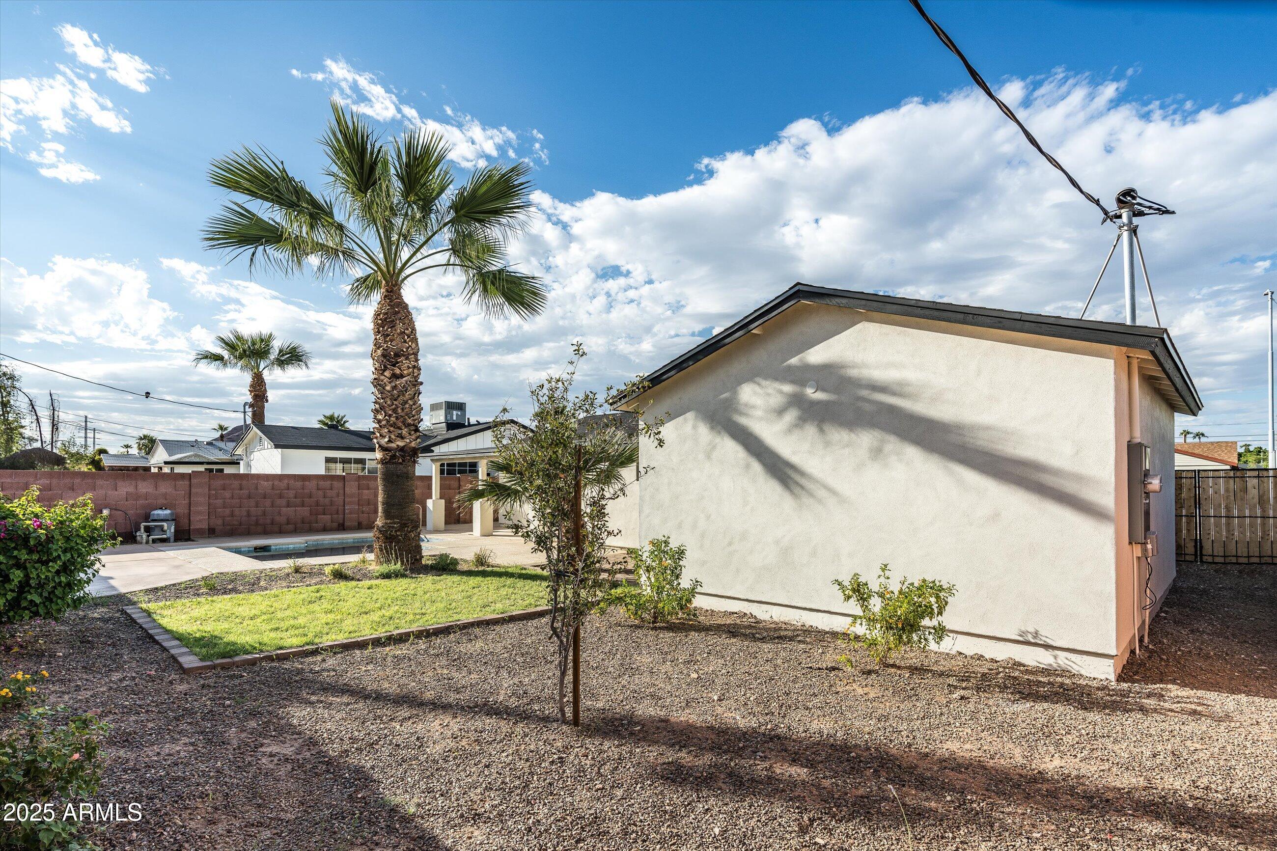 6731 E MORELAND Street