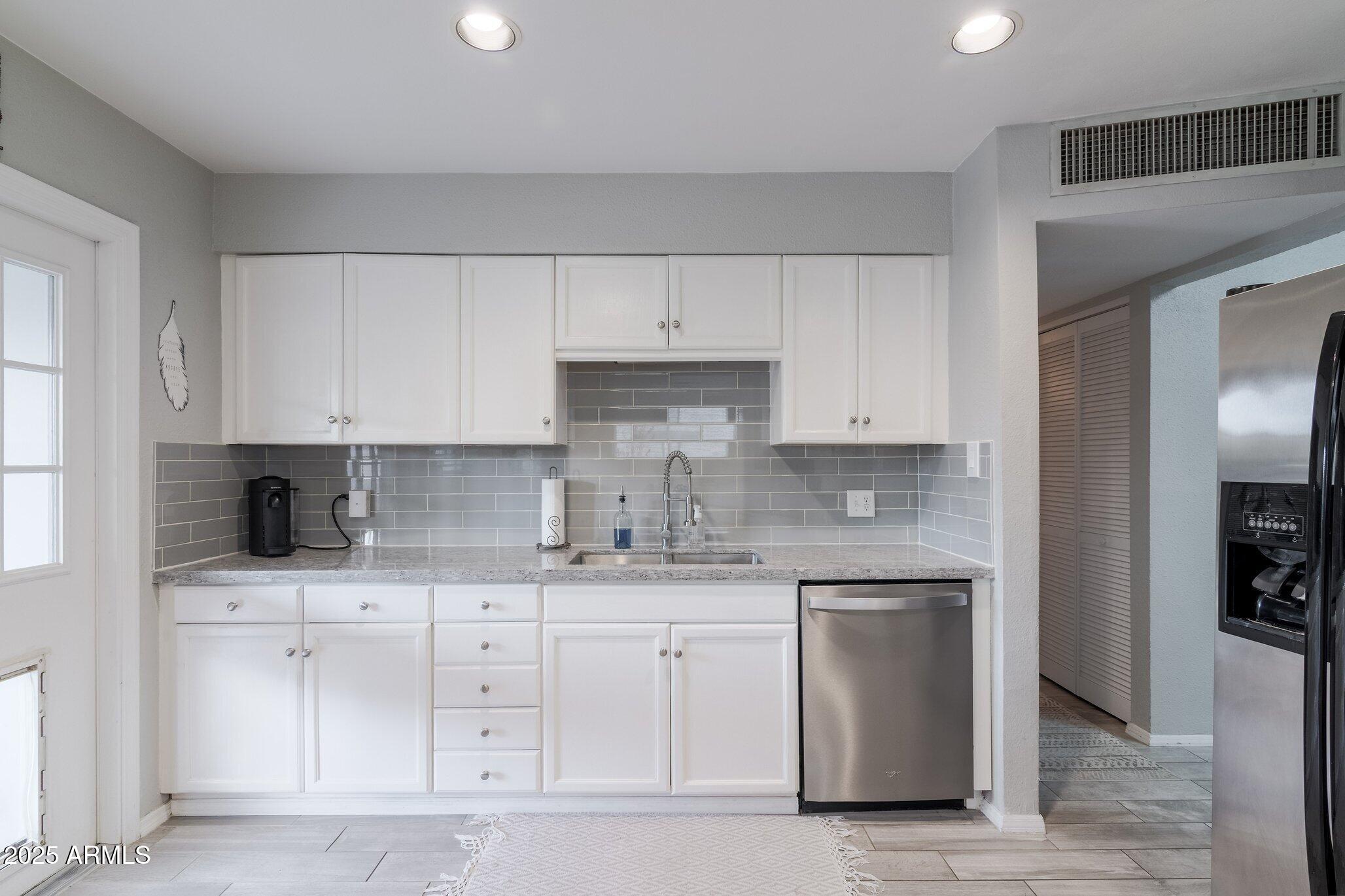 7912 E MORELAND Street