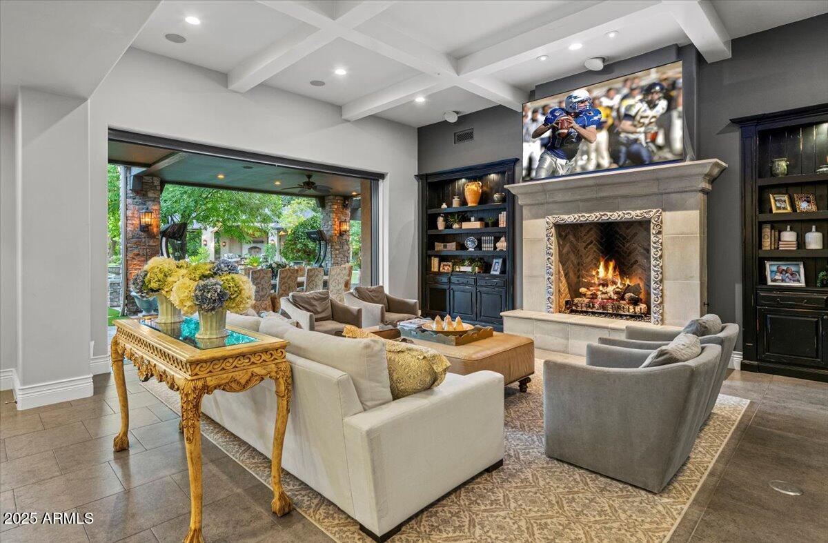 2205 E COLTER Street