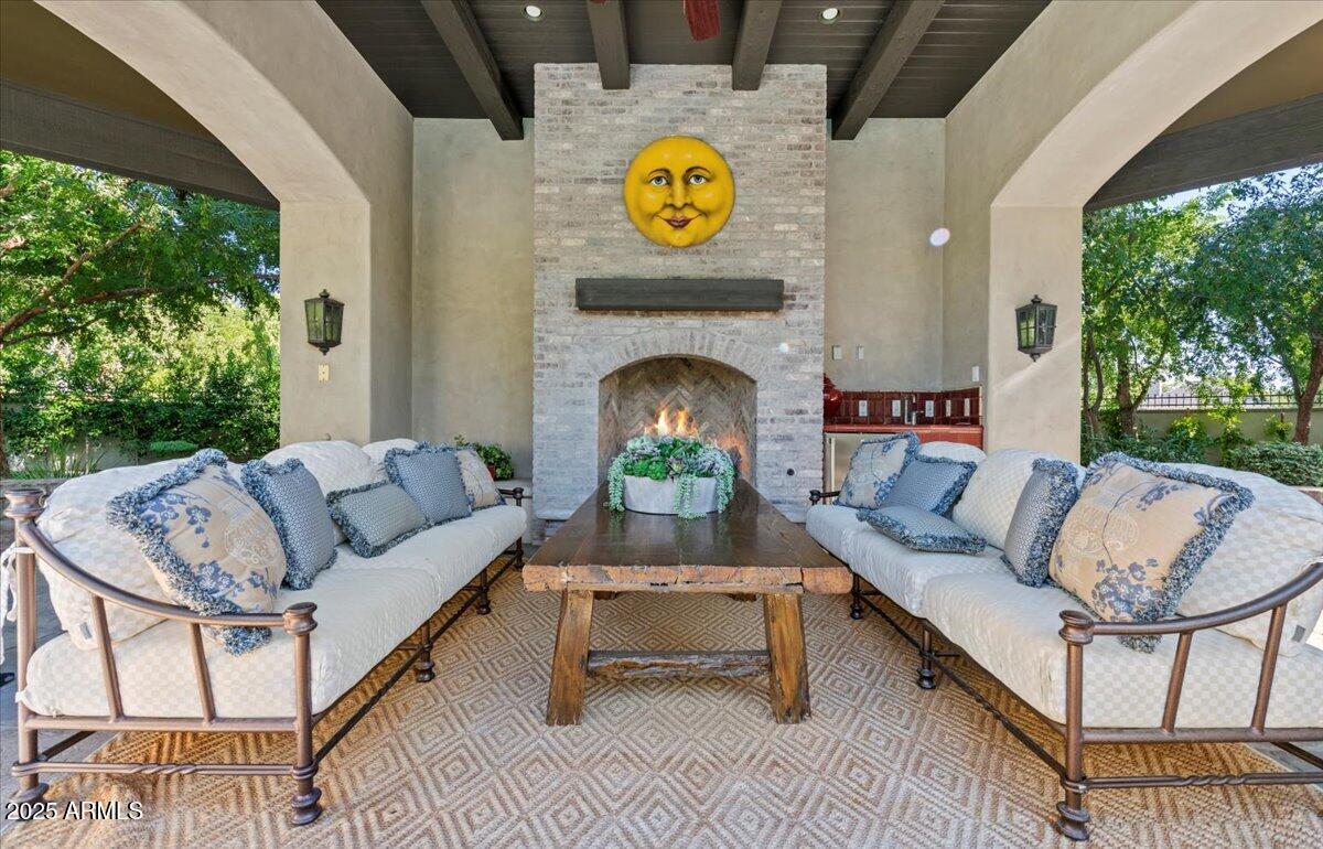 2205 E COLTER Street