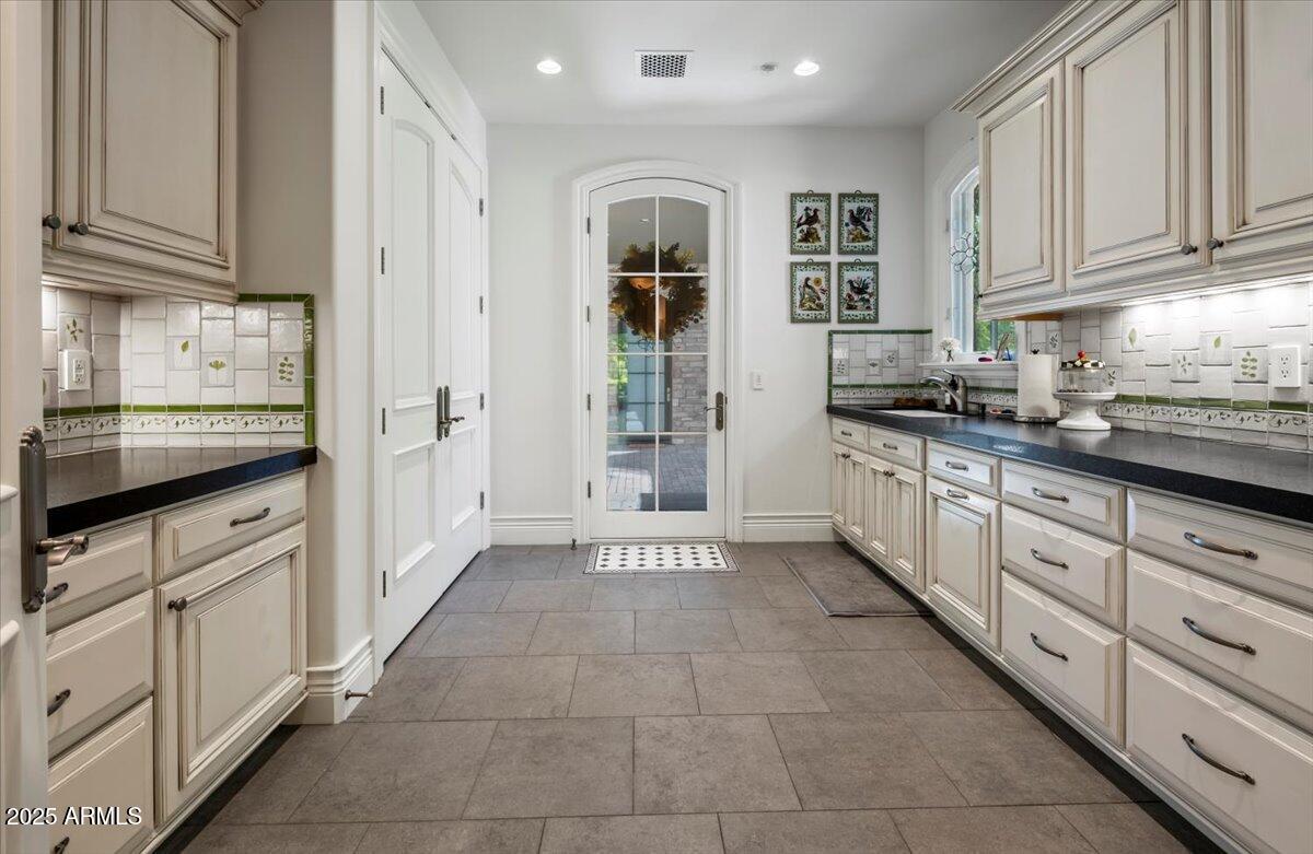 2205 E COLTER Street