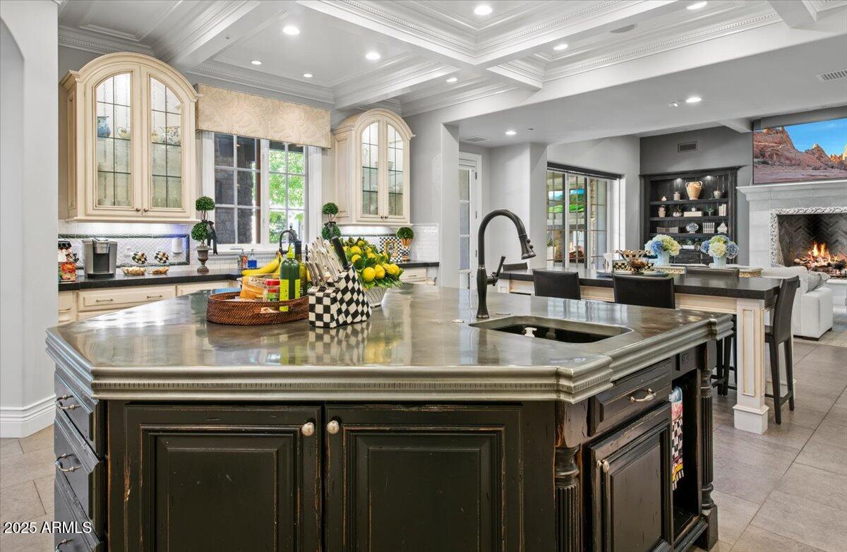 2205 E COLTER Street