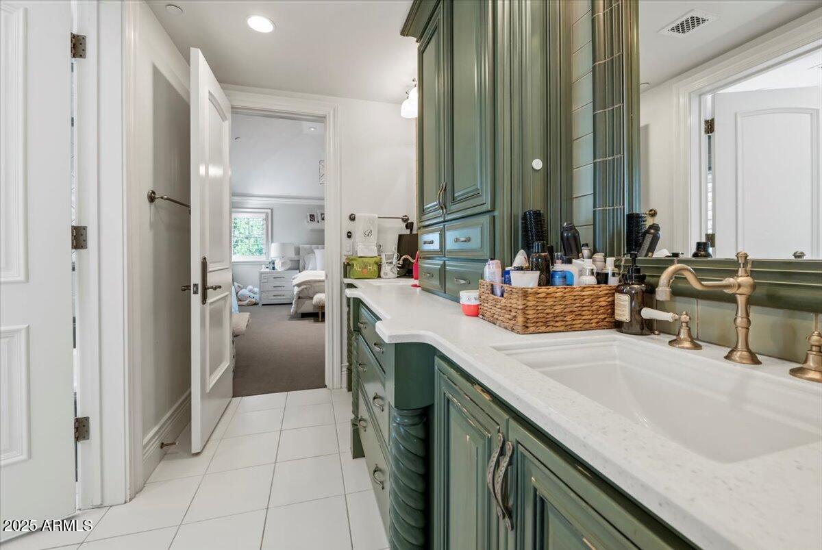 2205 E COLTER Street