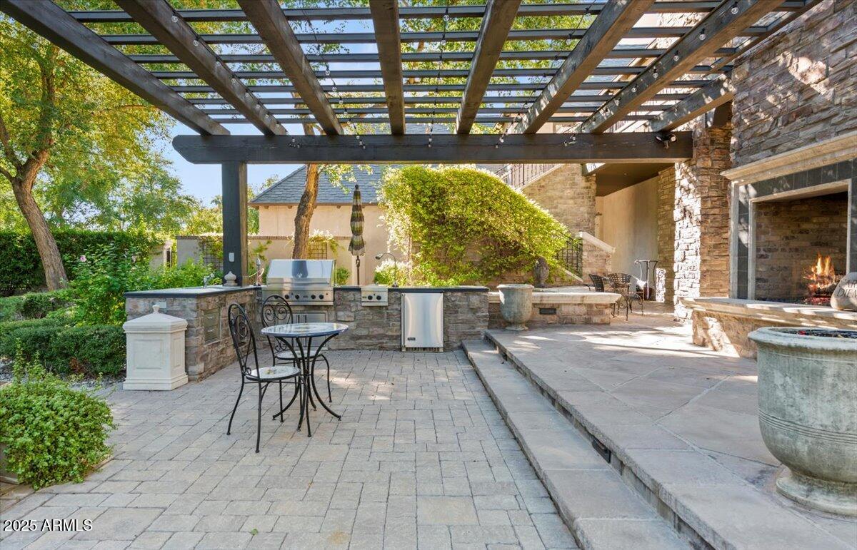 2205 E COLTER Street