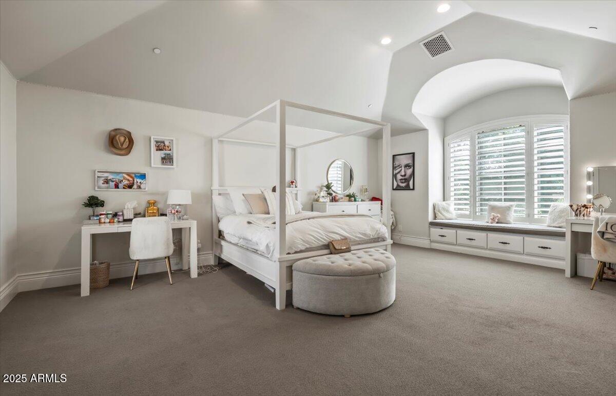 2205 E COLTER Street