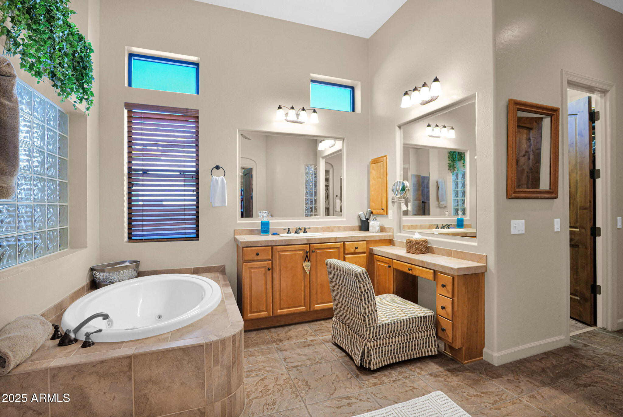 4207 N ARBOLES Circle