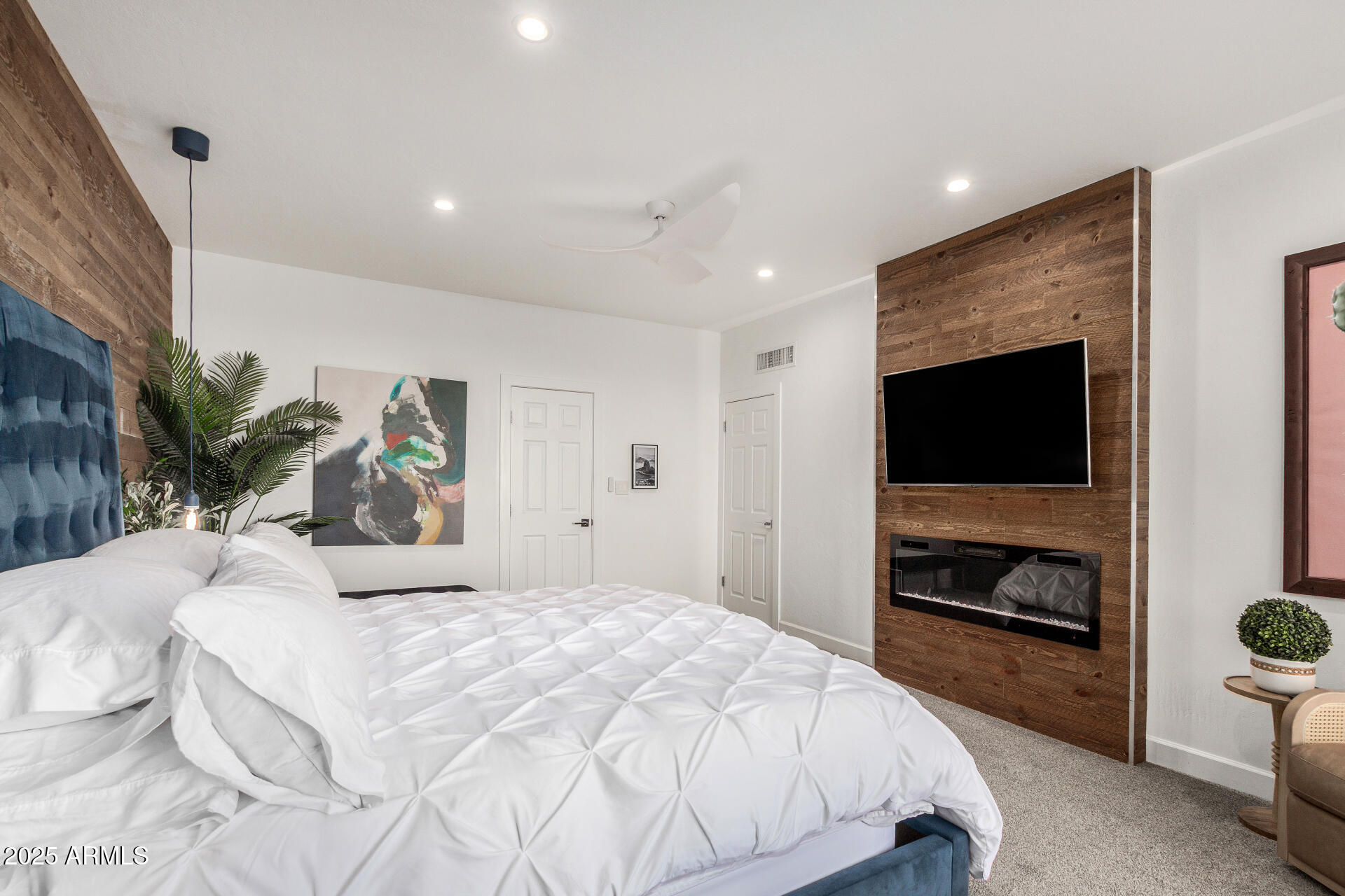 3800 E LINCOLN Drive, 23