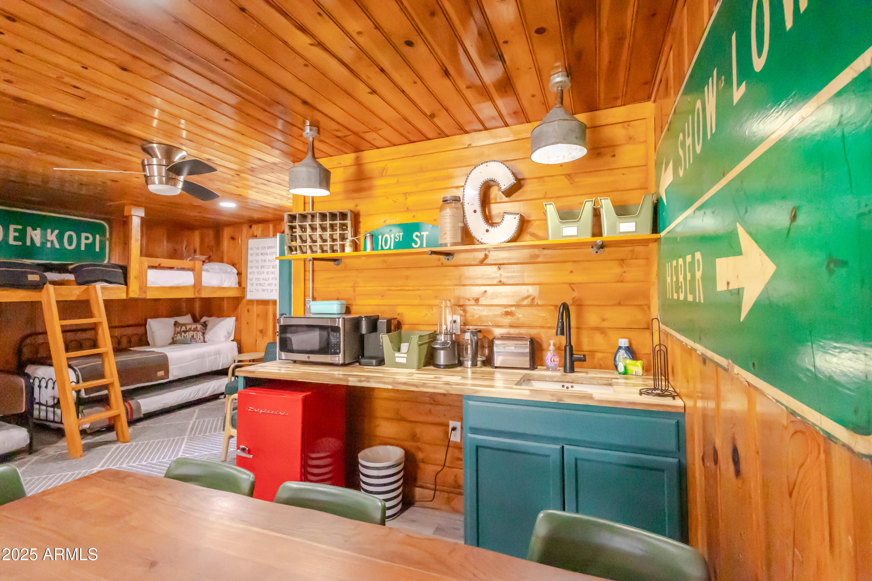 6385 W WHITE MOUNTAIN Boulevard