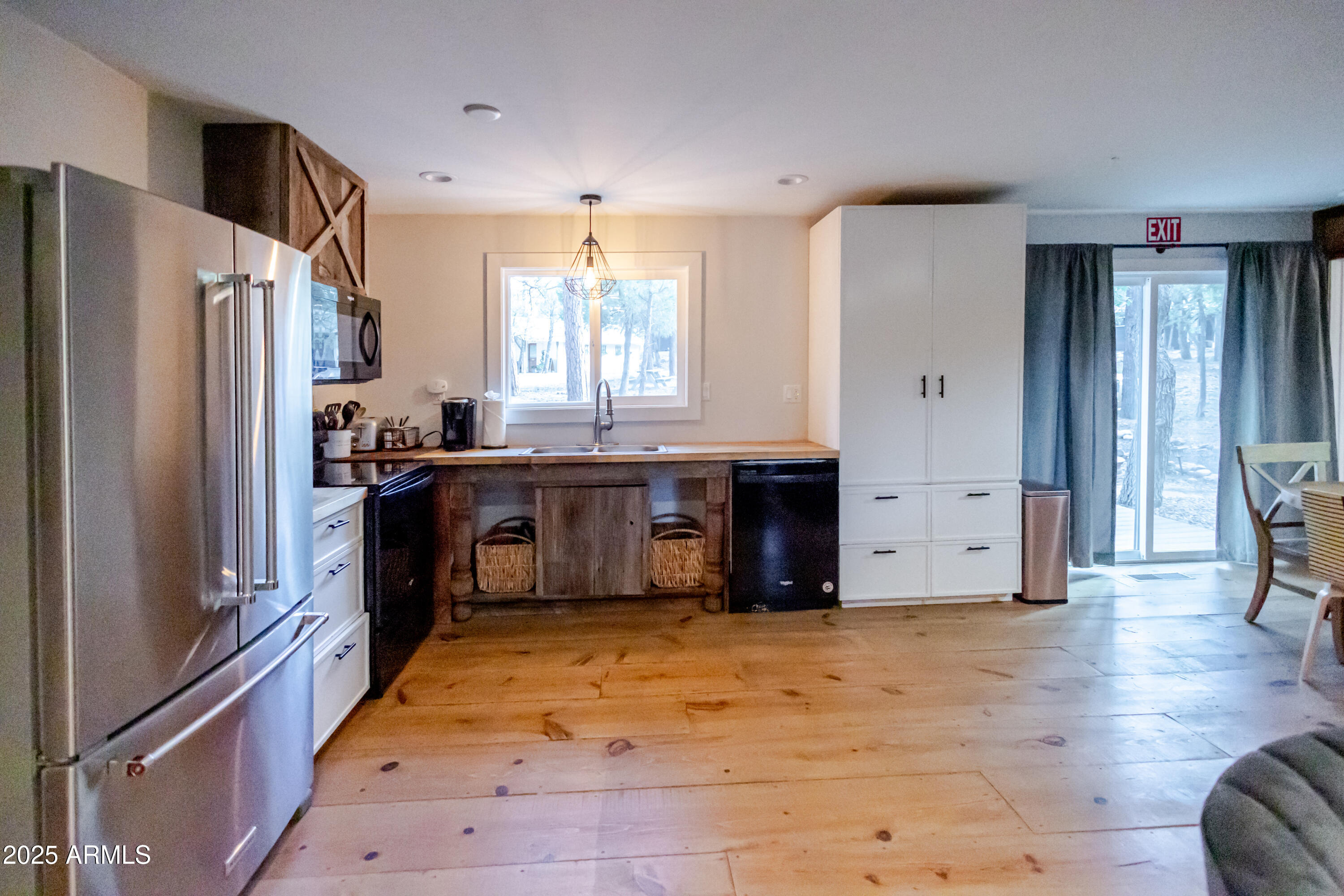 6385 W WHITE MOUNTAIN Boulevard