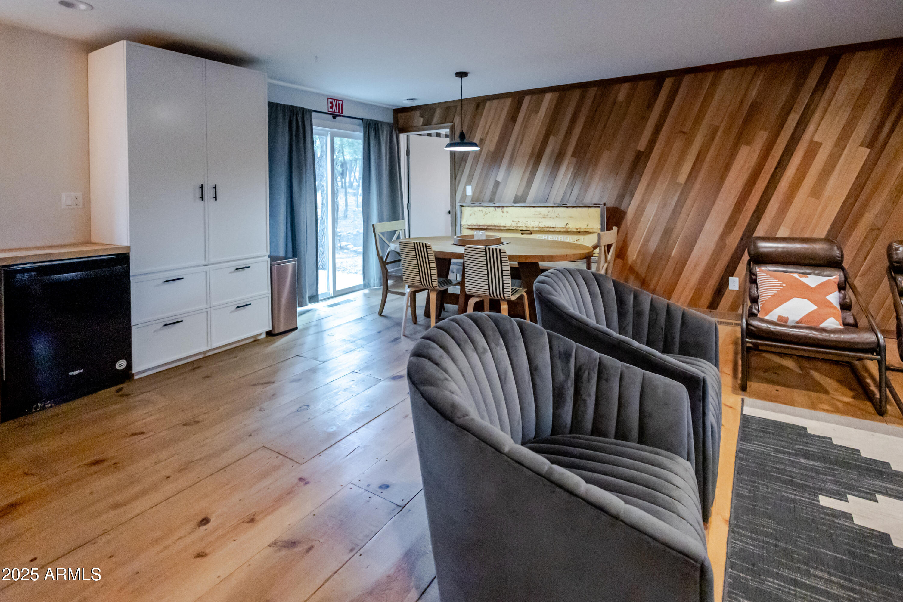 6385 W WHITE MOUNTAIN Boulevard