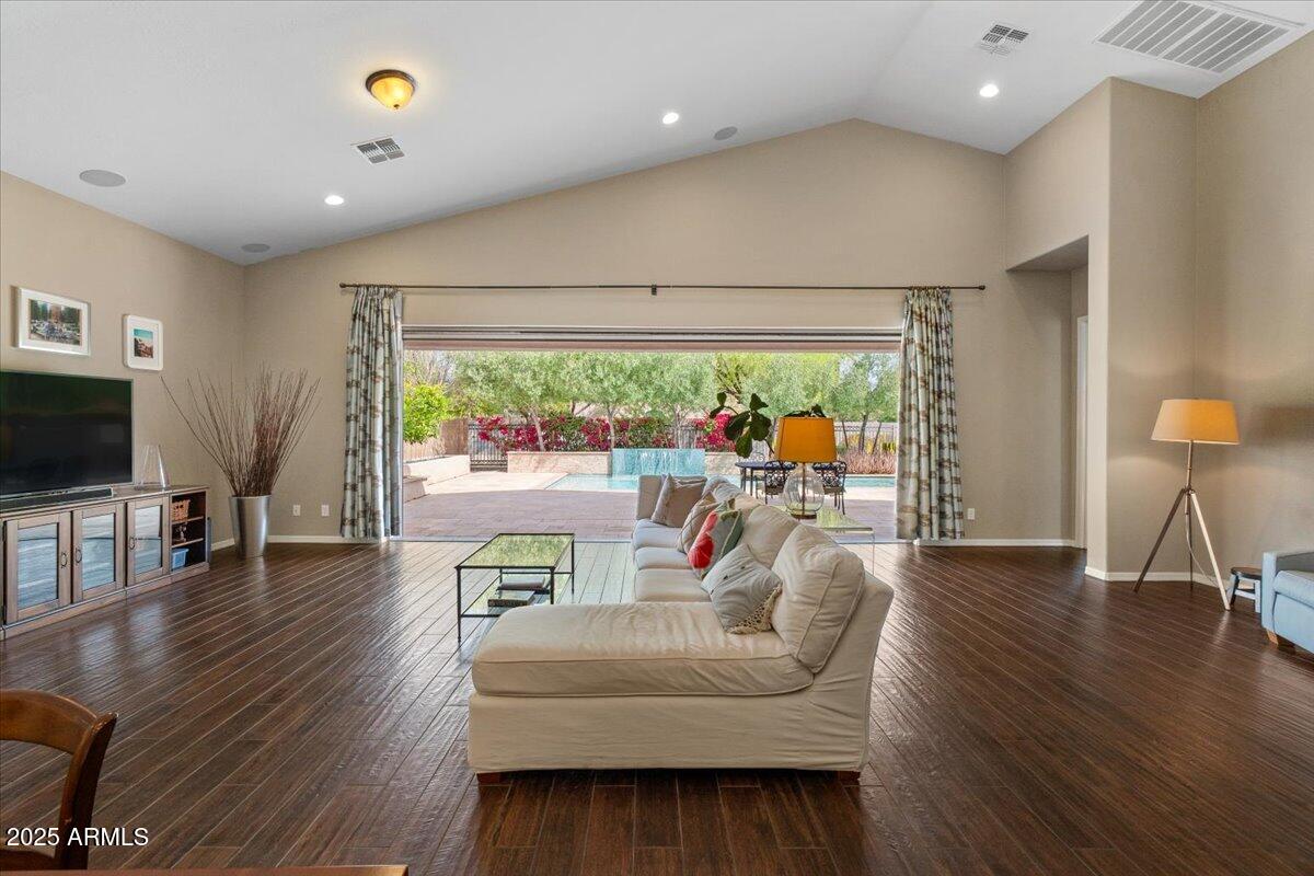 2926 E MINNEZONA Avenue