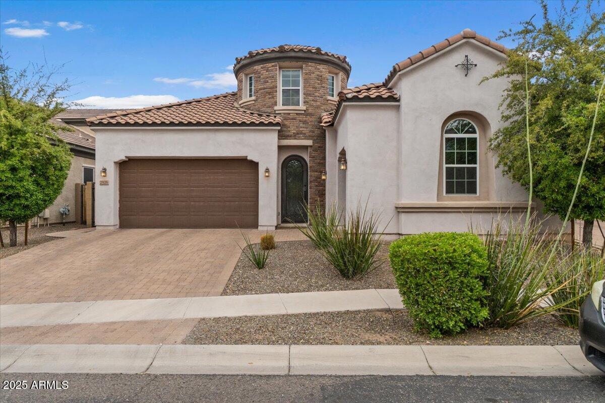 2926 E MINNEZONA Avenue