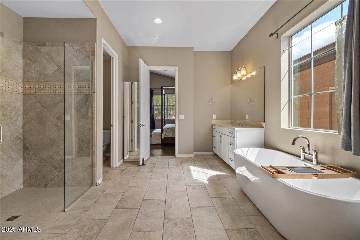 2926 E MINNEZONA Avenue