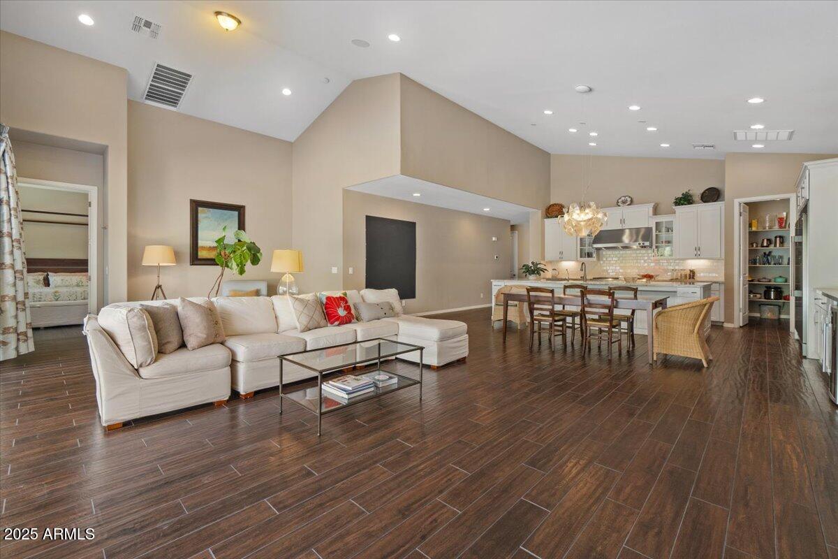 2926 E MINNEZONA Avenue