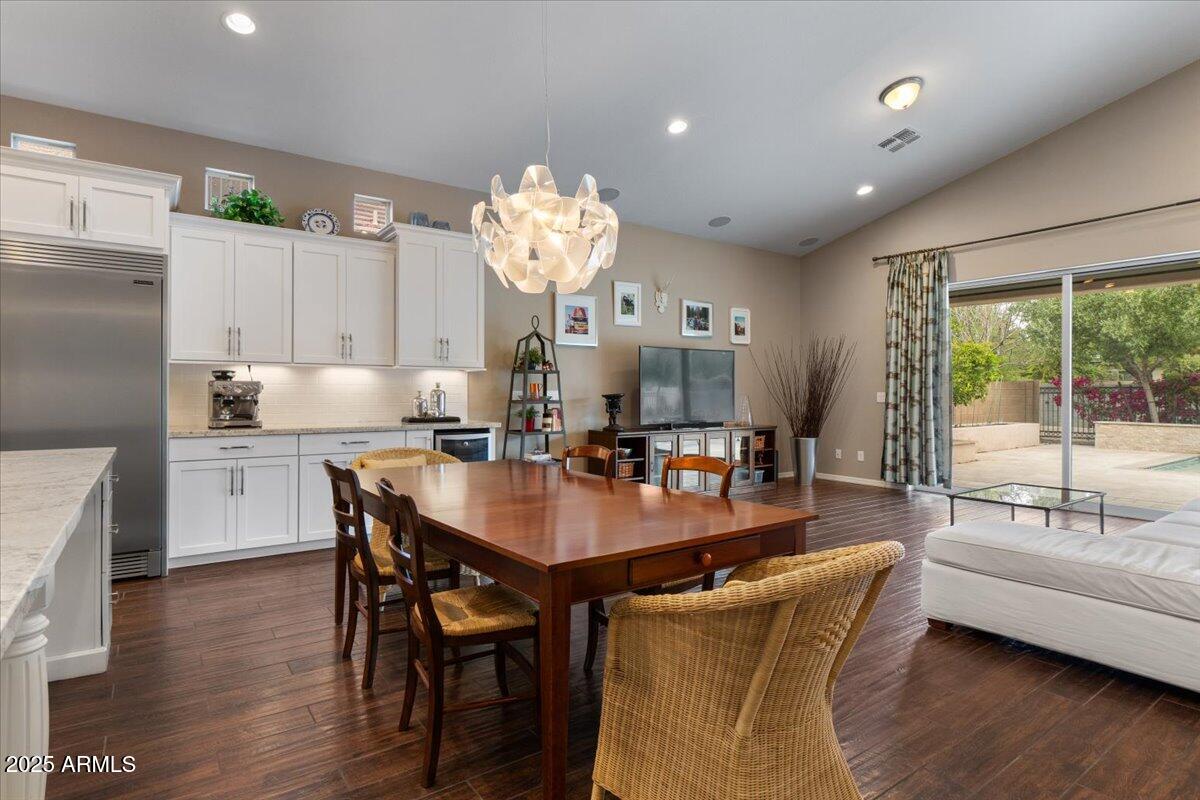 2926 E MINNEZONA Avenue