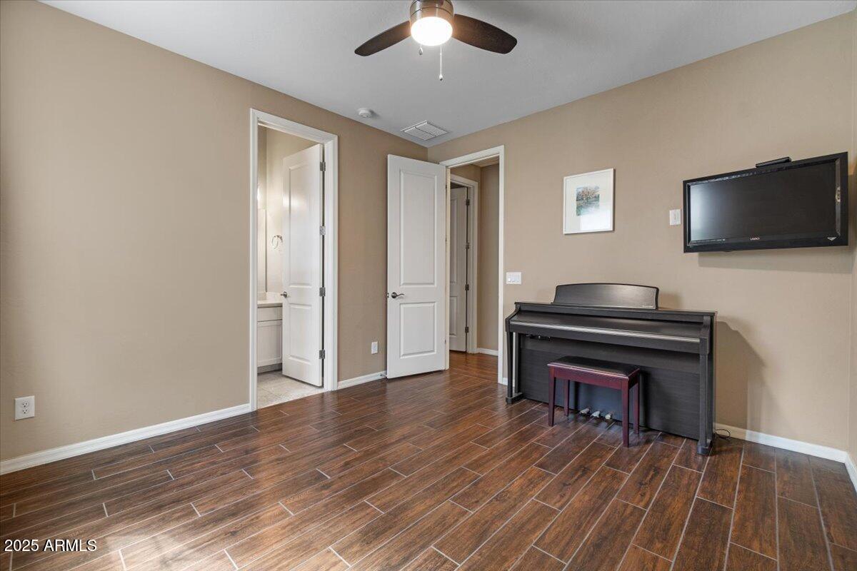 2926 E MINNEZONA Avenue