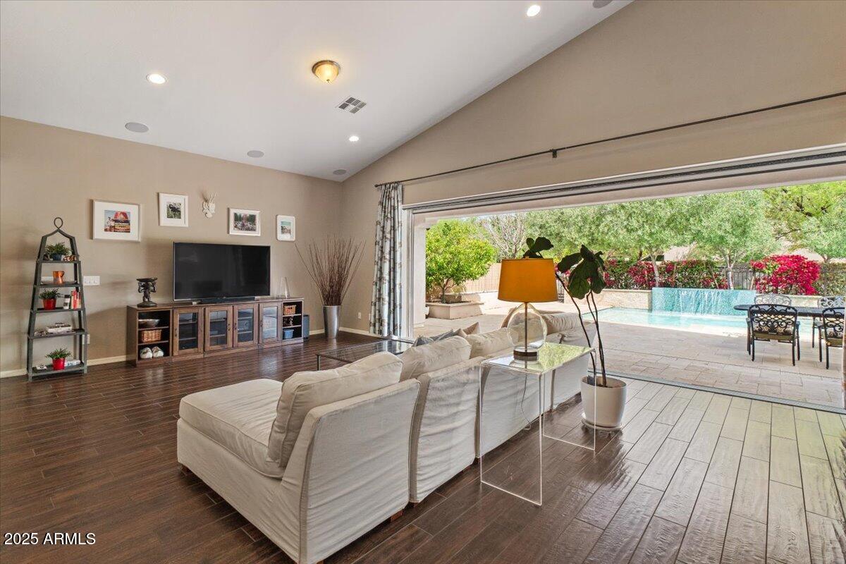 2926 E MINNEZONA Avenue