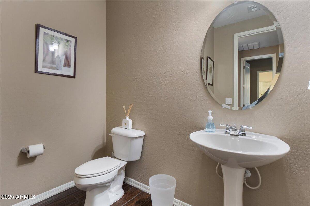 2926 E MINNEZONA Avenue