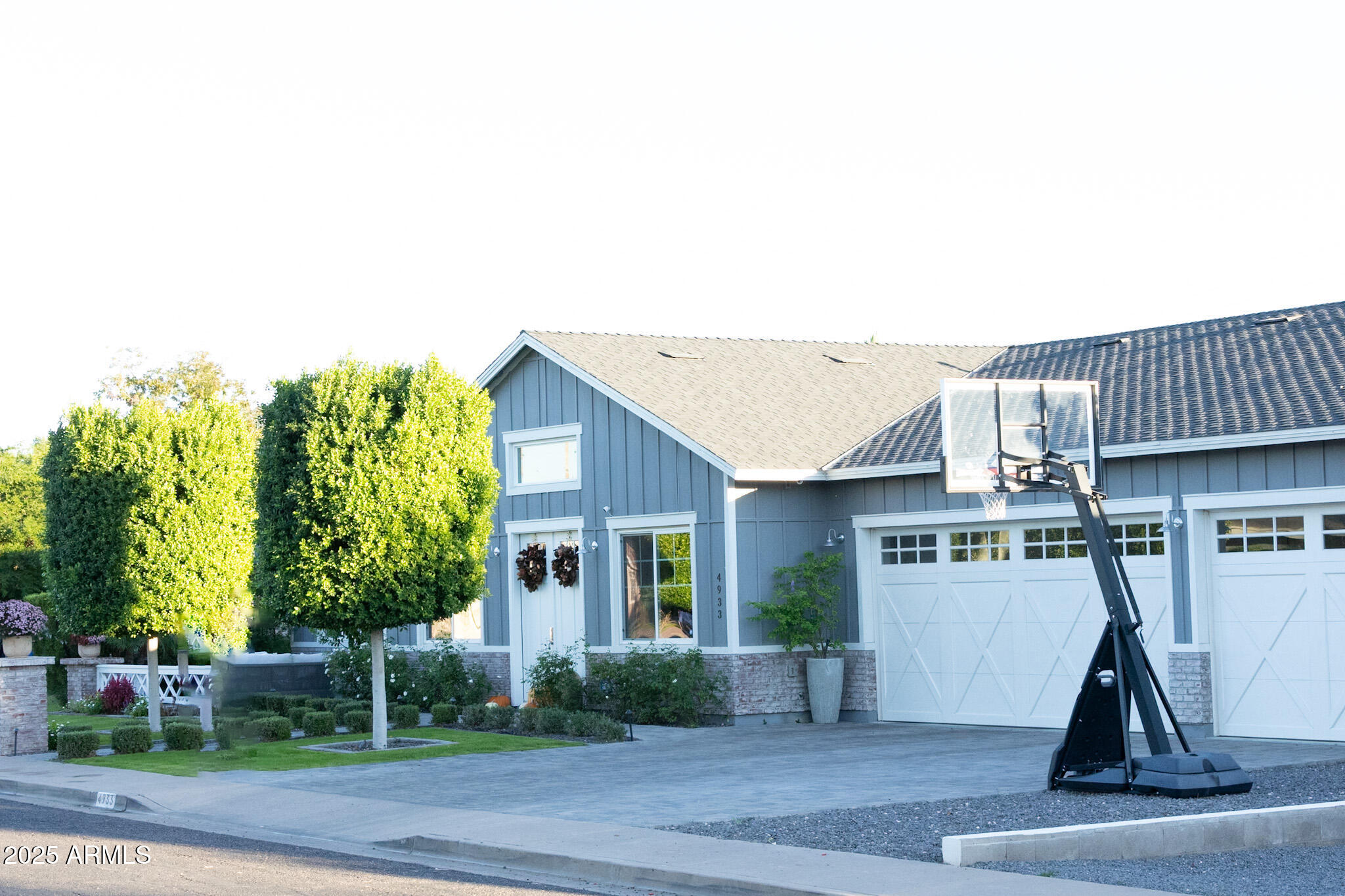 4933 E WHITTON Avenue