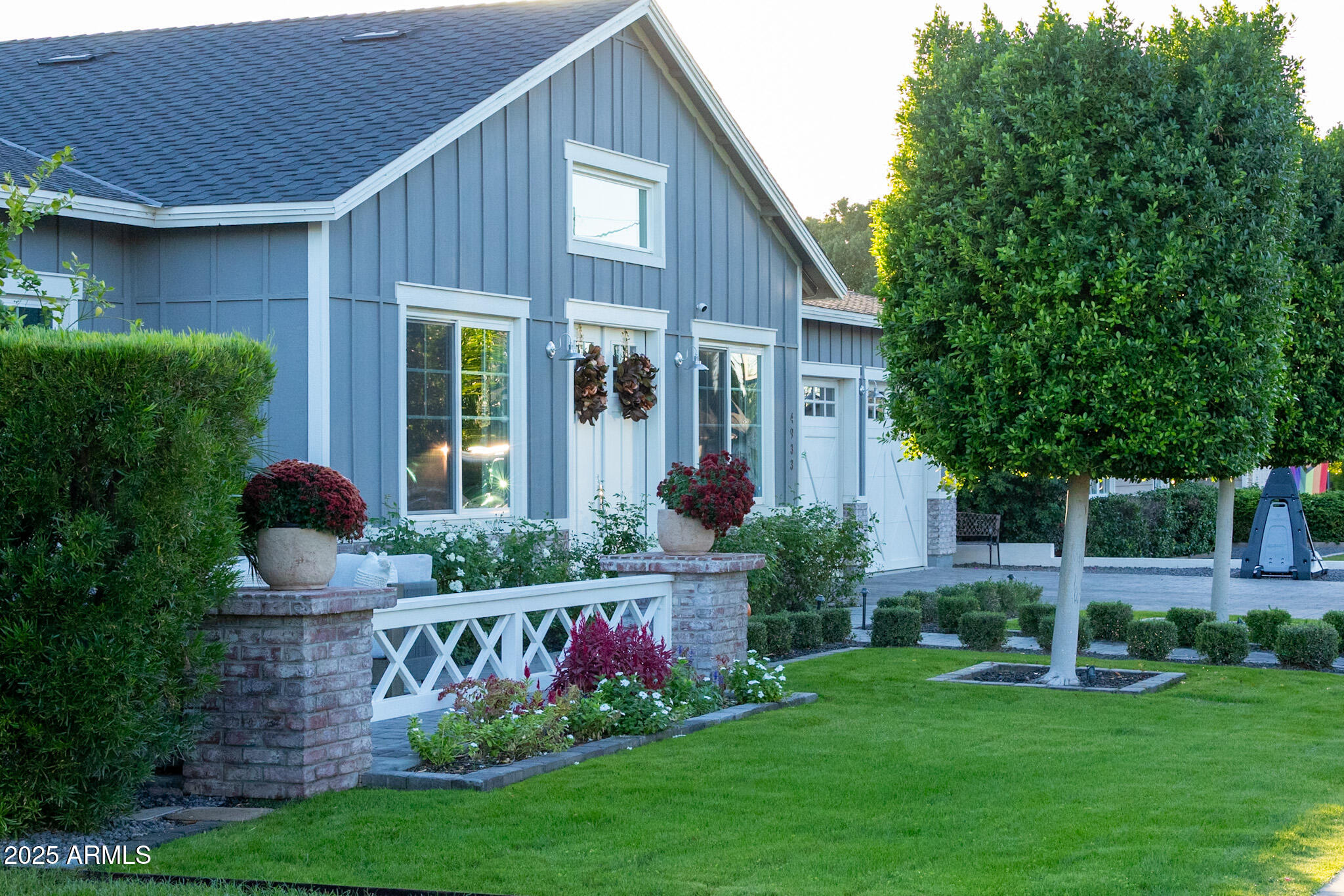 4933 E WHITTON Avenue