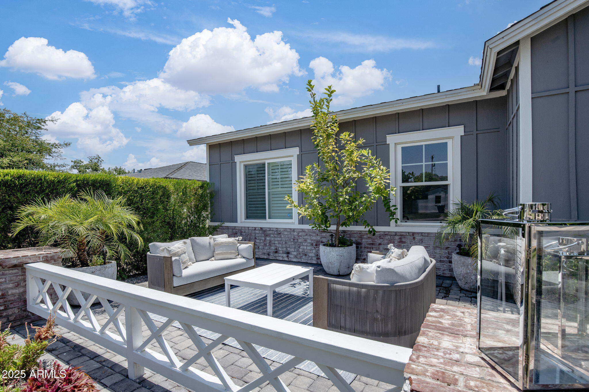 4933 E WHITTON Avenue