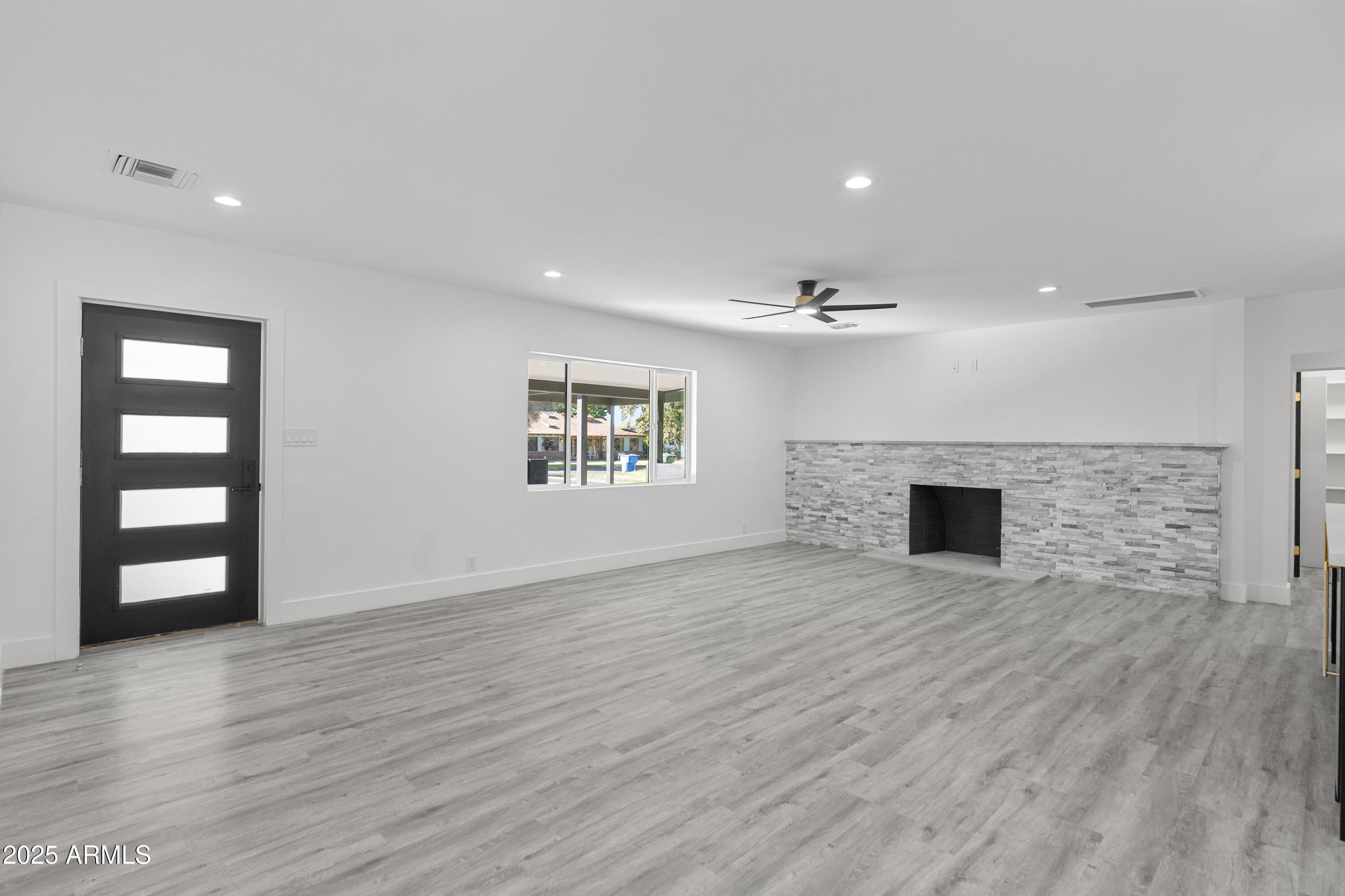 2502 E WHITTON Avenue